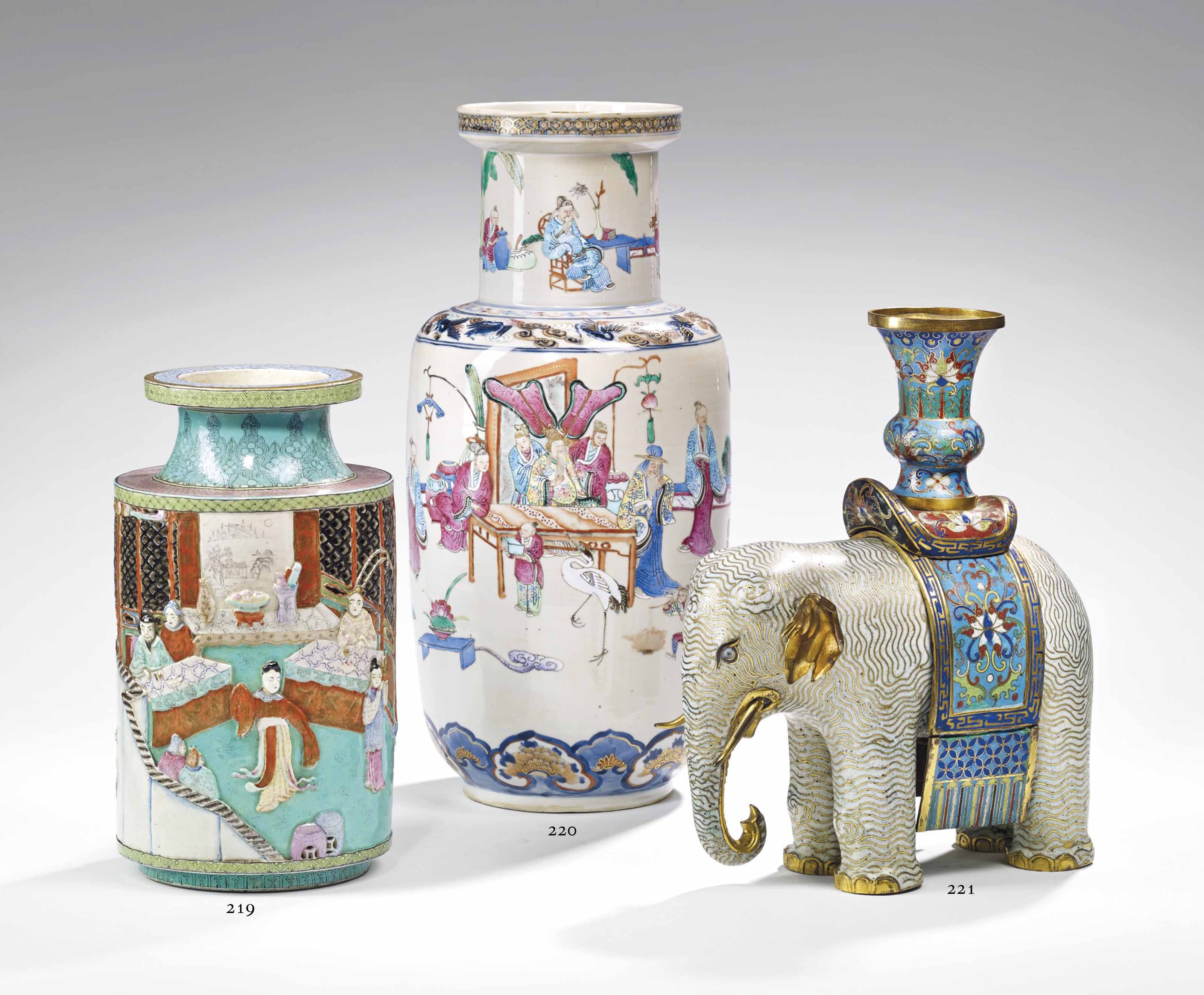 VASE EN PORCELAINE DE LA FAMILLE ROSE , CHINE, DYNASTIE QING, EPOQUE