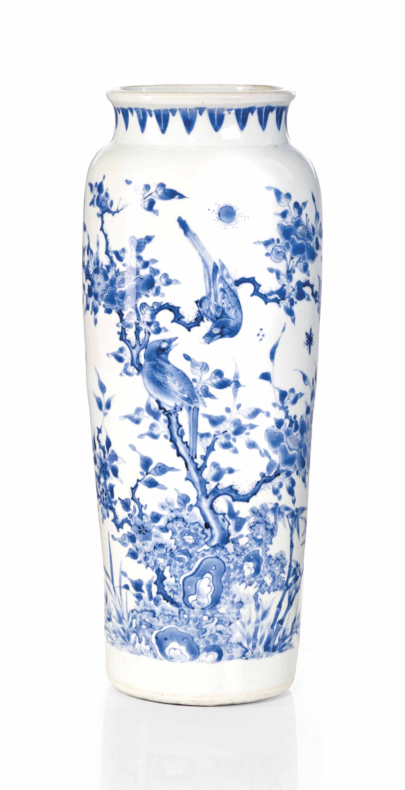 VASE ROULEAU EN PORCELAINE BLEU BLANC , CHINE, DYNASTIE QING, EPOQUE