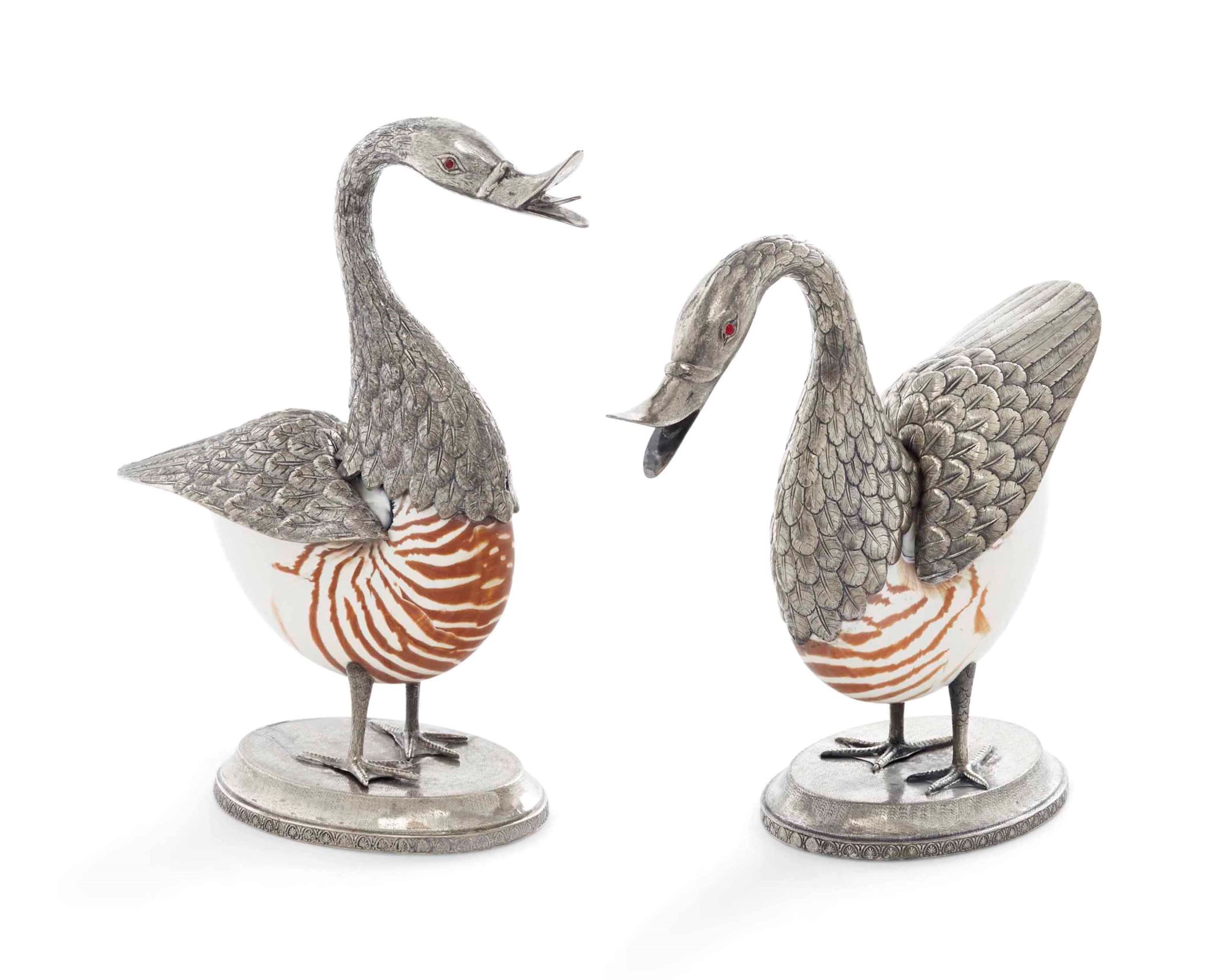 DEUX CYGNES EN ARGENT ET NAUTILE, UN PAR LALE, LE SECOND, LISBONNE