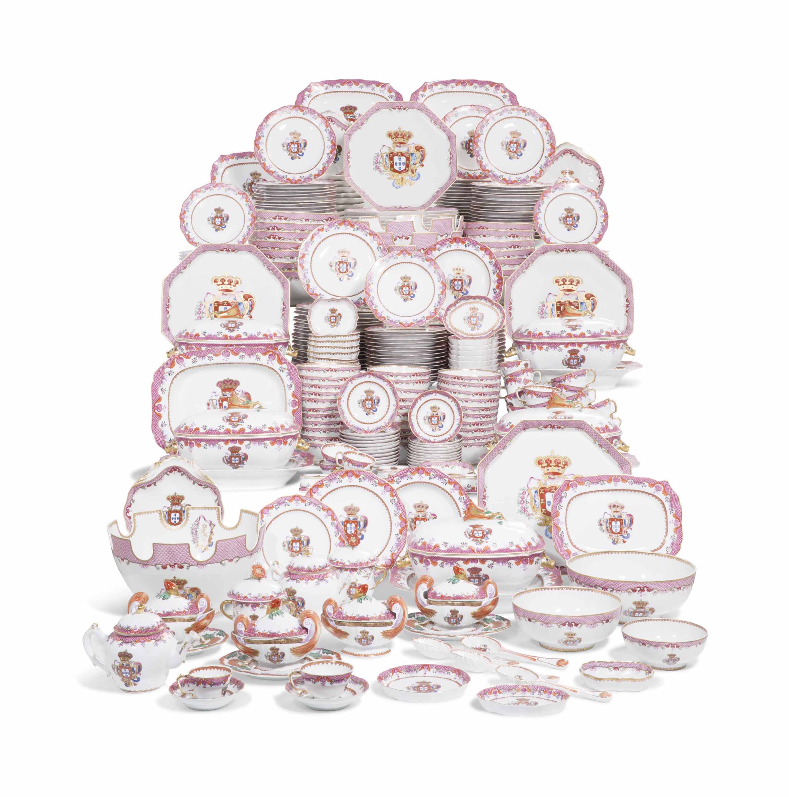 Partie De Service Armorie En Porcelaine Portugaise Marques