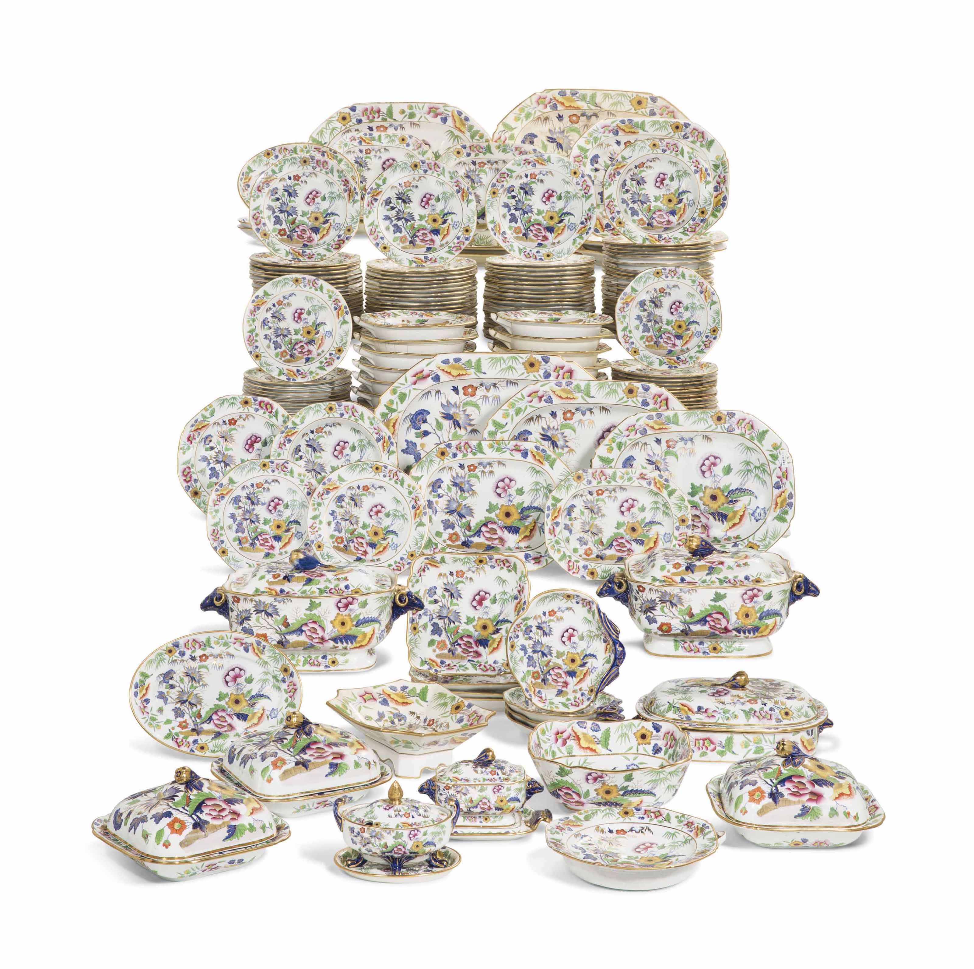 Partie De Service En Porcelaine Anglaise Du Xixe Siecle Circa