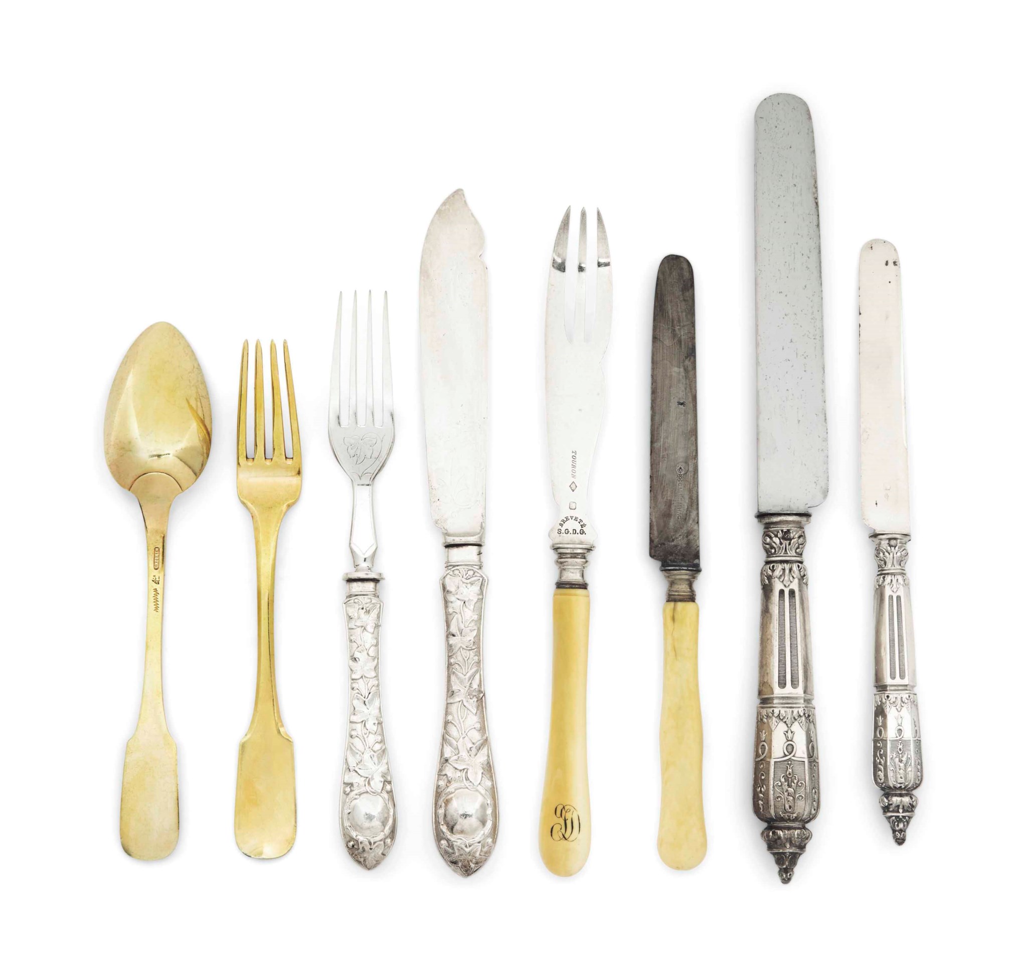 ENSEMBLE DE COUVERTS EN ARGENT, VERMEIL, METAL ARGENTE ET IVOIRE