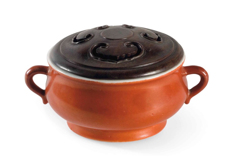 PETIT BRULEPARFUM EN PORCELAINE EMAILLEE ROUGE DE FER, CHINE, DYNASTIE