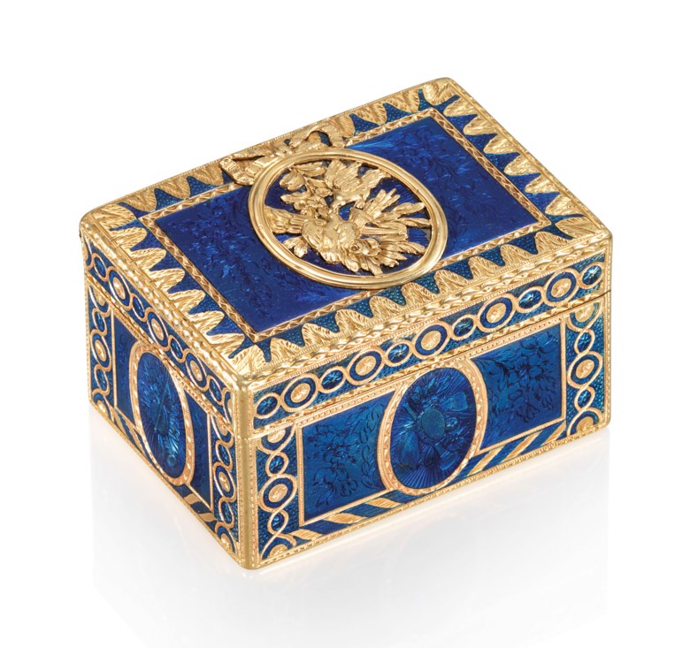 路易十五时期珐琅黄金鼻烟盒，Charles-Barnabé Sageret (1752-1792)制作，巴黎，17641765。宽1 78英寸（50公分）。此拍品于2018年12月5日在佳士得伦敦售出，成交价37,500英镑