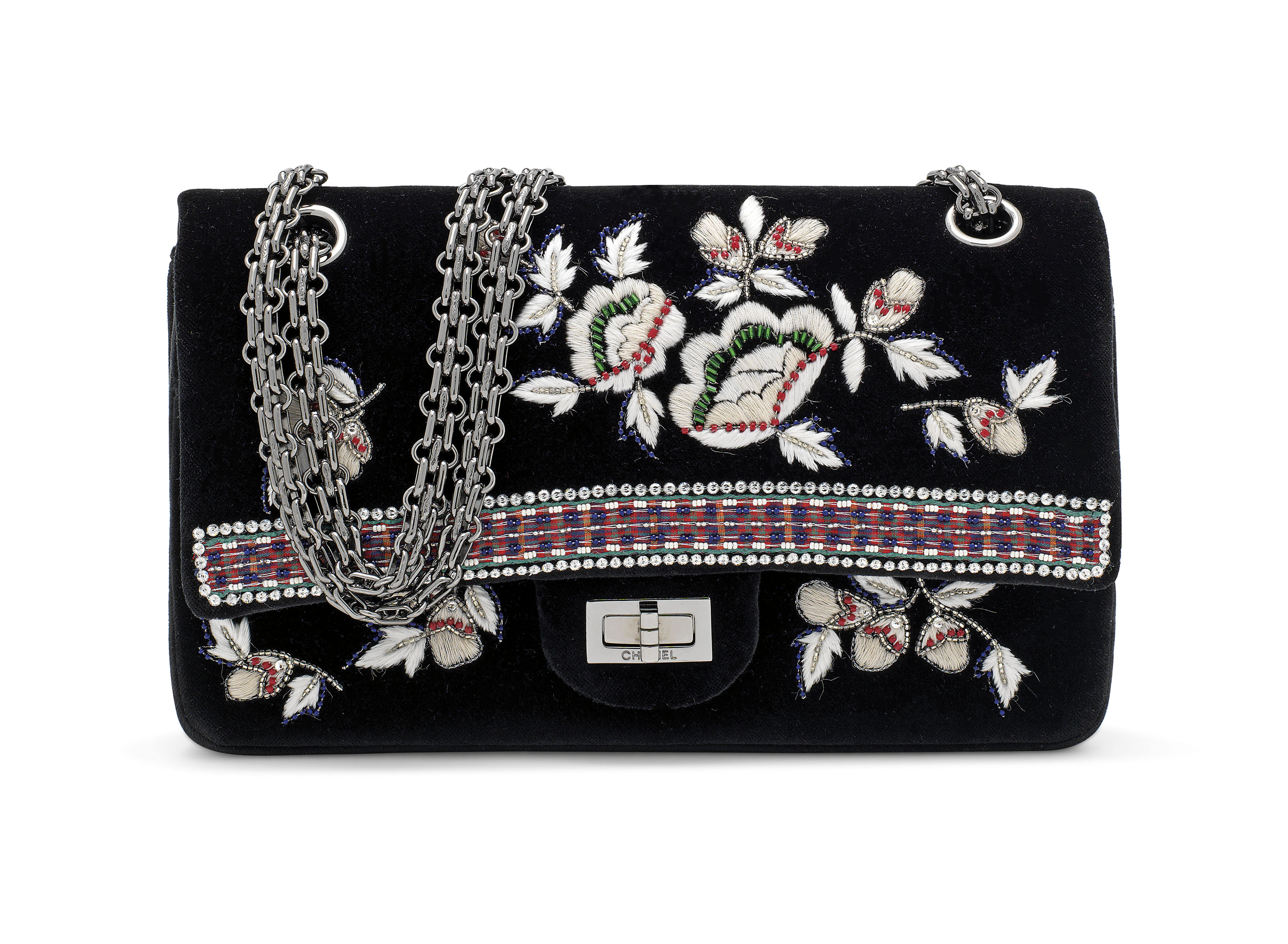 巴黎-薩爾斯堡M&eacute;tiers d&rsquo;Art工坊系列刺繡及天鵝絨中號雙蓋2.55手袋，配釕色金屬，香奈兒，2016年。25 w x 15 h x 8 d 公分。2018年12月12日於佳士得倫敦售出，成交價5,625英鎊