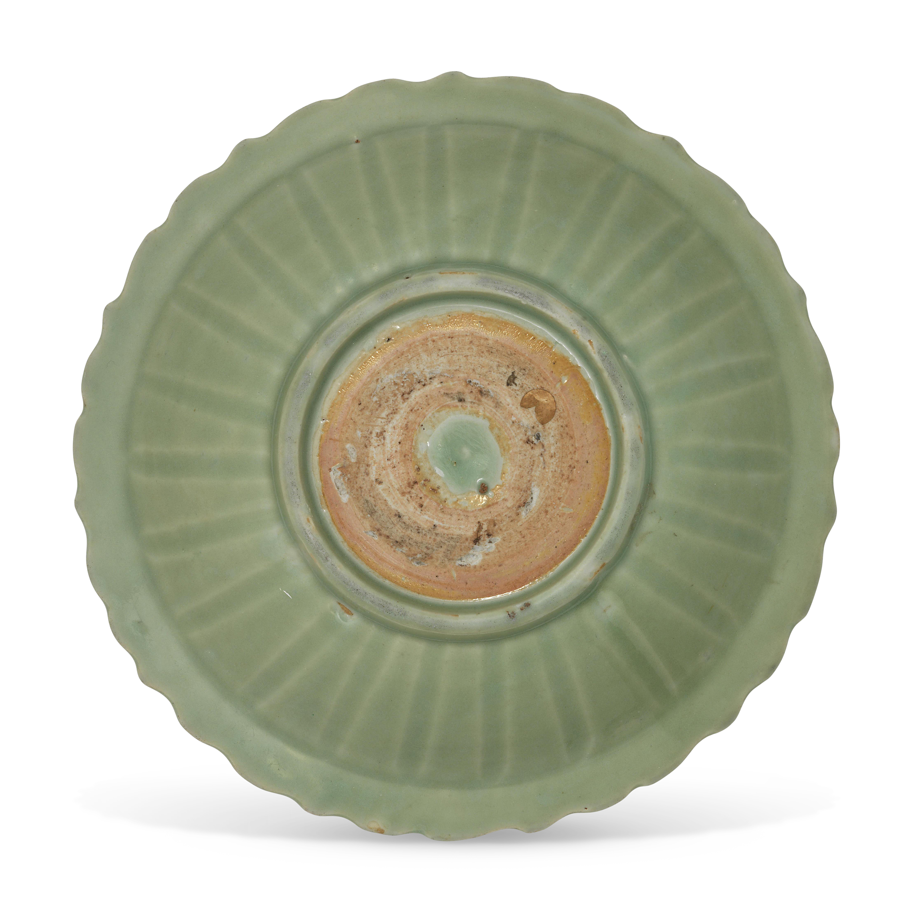 明十四至十五世纪龙泉青釉花卉纹盘, MING DYNASTY, 14TH-15TH