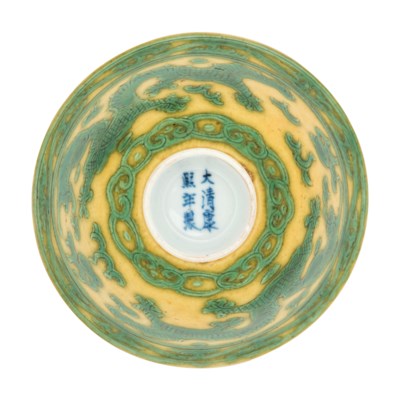 清康熙 黄地绿彩云龙纹碗 双圈六字篆书款