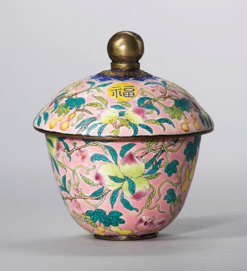 清雍正 銅胎畫琺瑯粉紅地萬代福壽蓋杯 「雍正年製」款，高2¾ 吋 (7 公分)。估價：30,000-50,000英鎊。佳士得倫敦於2018年5月15日舉行的雍容獨秀—重要亞洲私人珍藏中國藝術瑰寶術瑰寶拍賣中呈獻此拍品。


