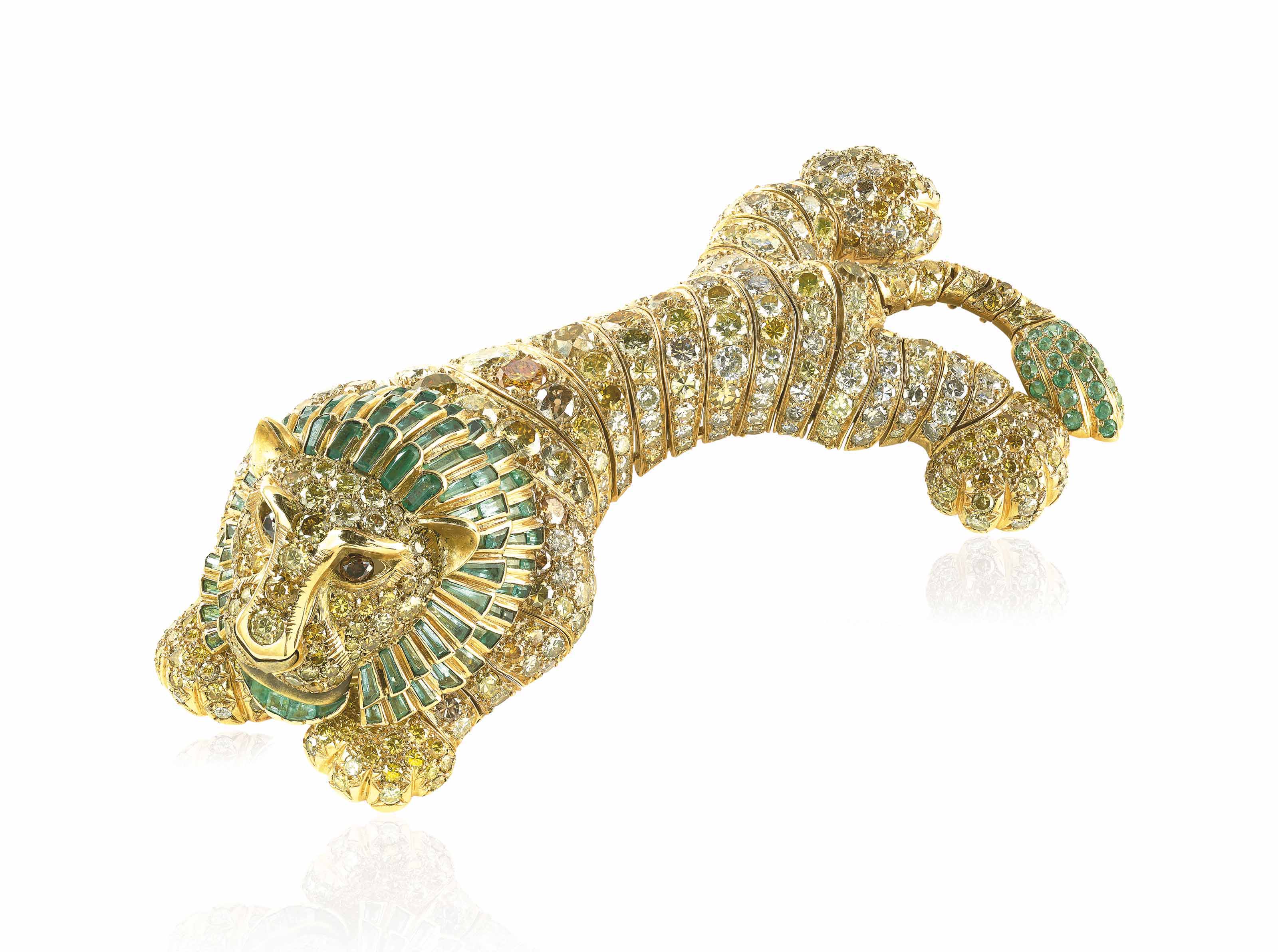 COLOURED DIAMOND, DIAMOND AND EMERALD 'LION COUCHÉ' SHOULDER BRO