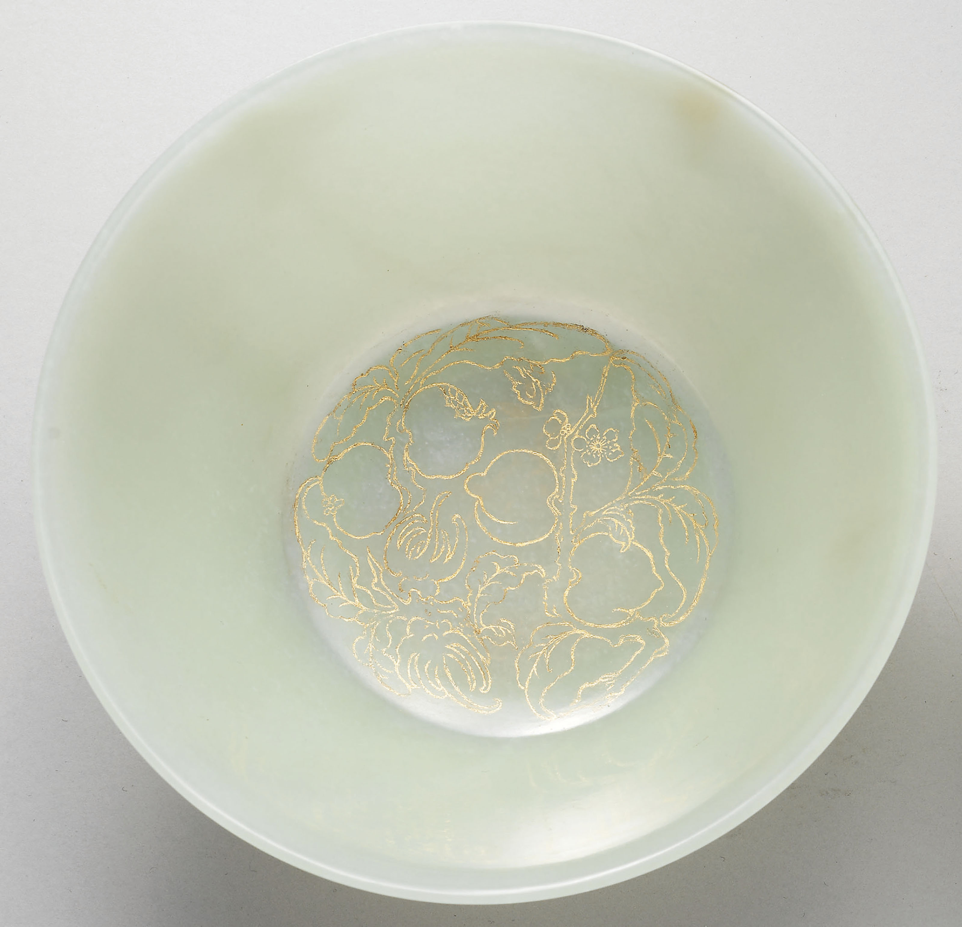 A PAIR OF INCISED AND GILTDECORATED WHITE JADE BOWLS