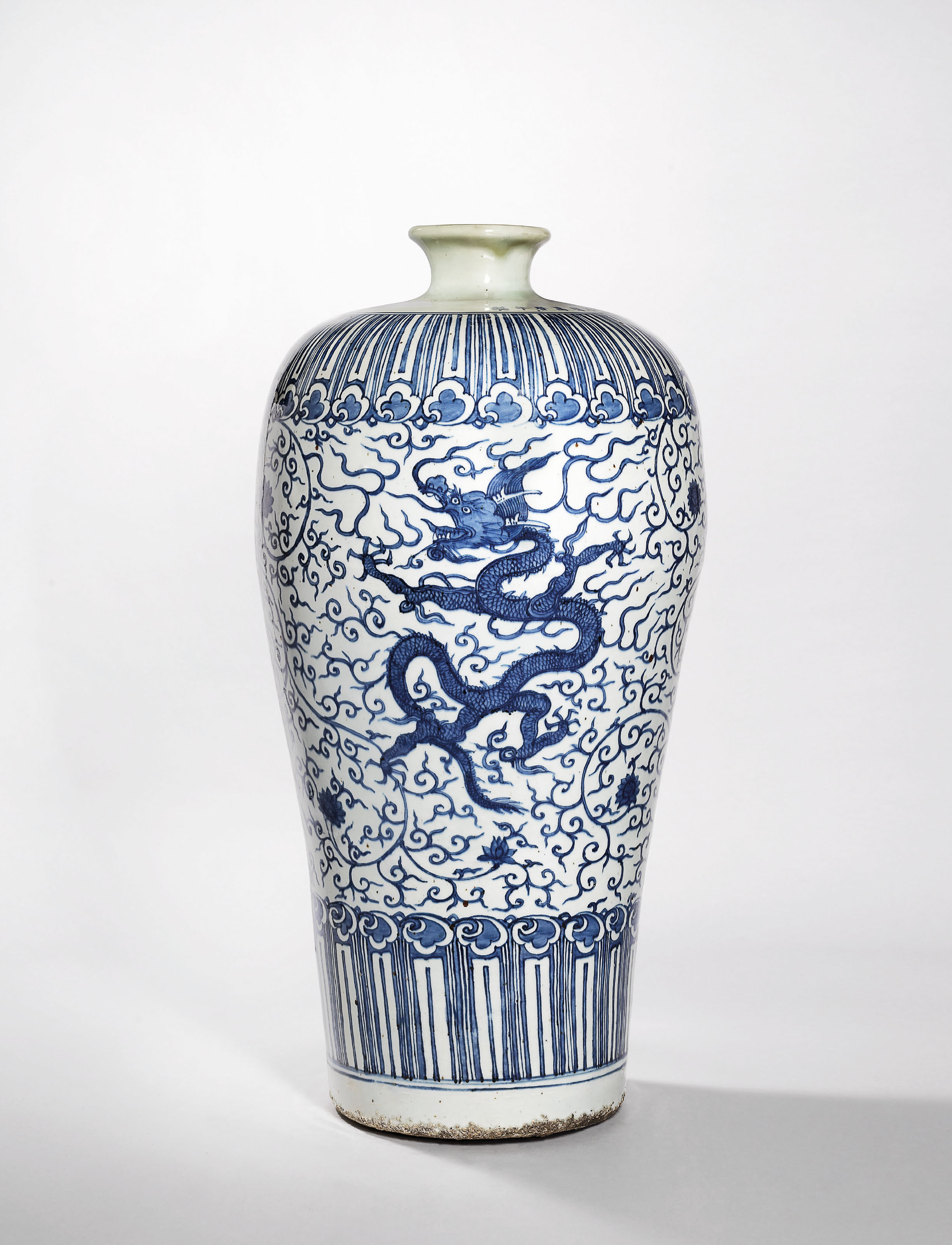 A MASSIVE BLUE AND WHITE ‘DRAGON’ VASE, MEIPING , WANLI SIXCHARACTER