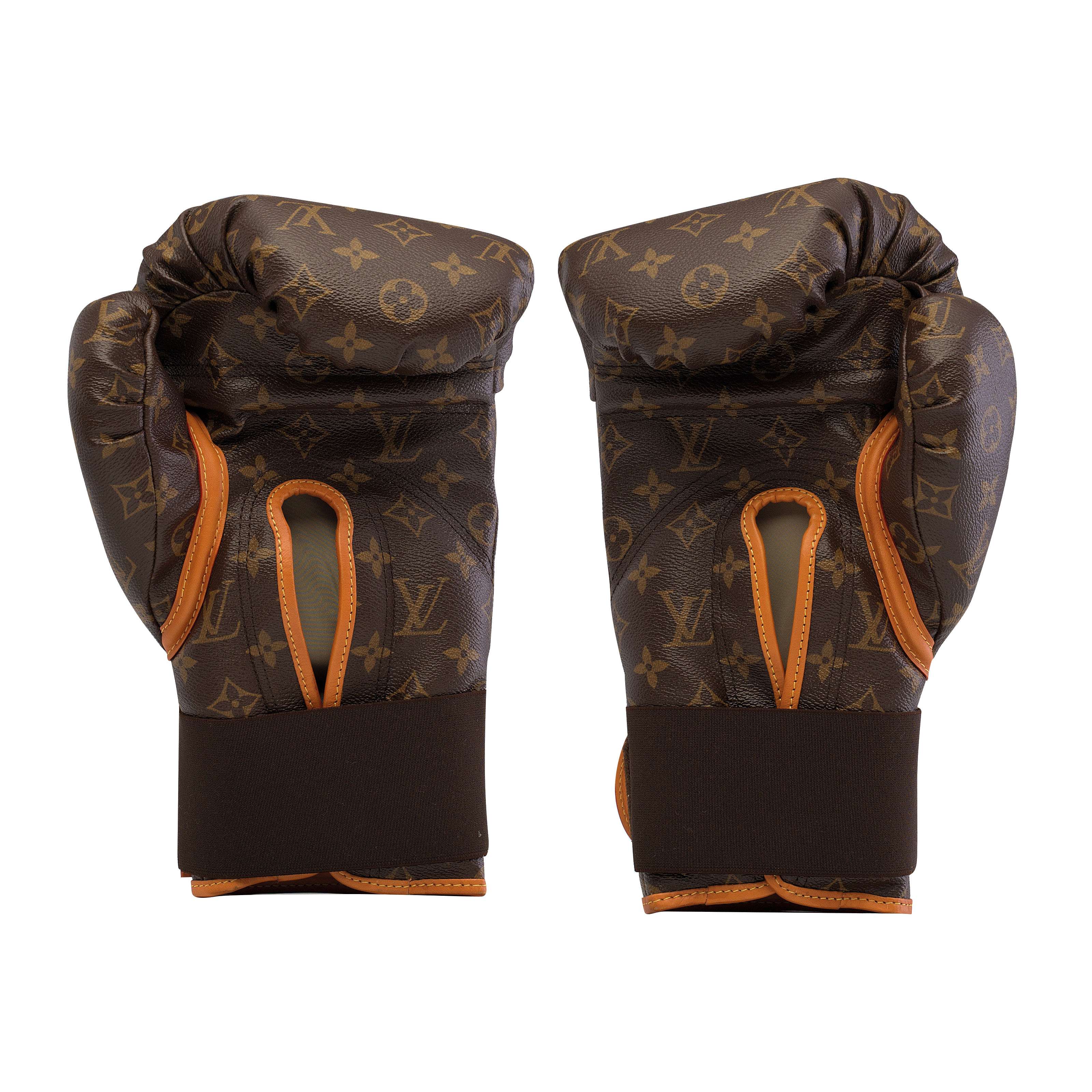 A LIMITED EDITION ICONOCLAST BOXING SET A MAT, TWO GLOVES & CARRYING