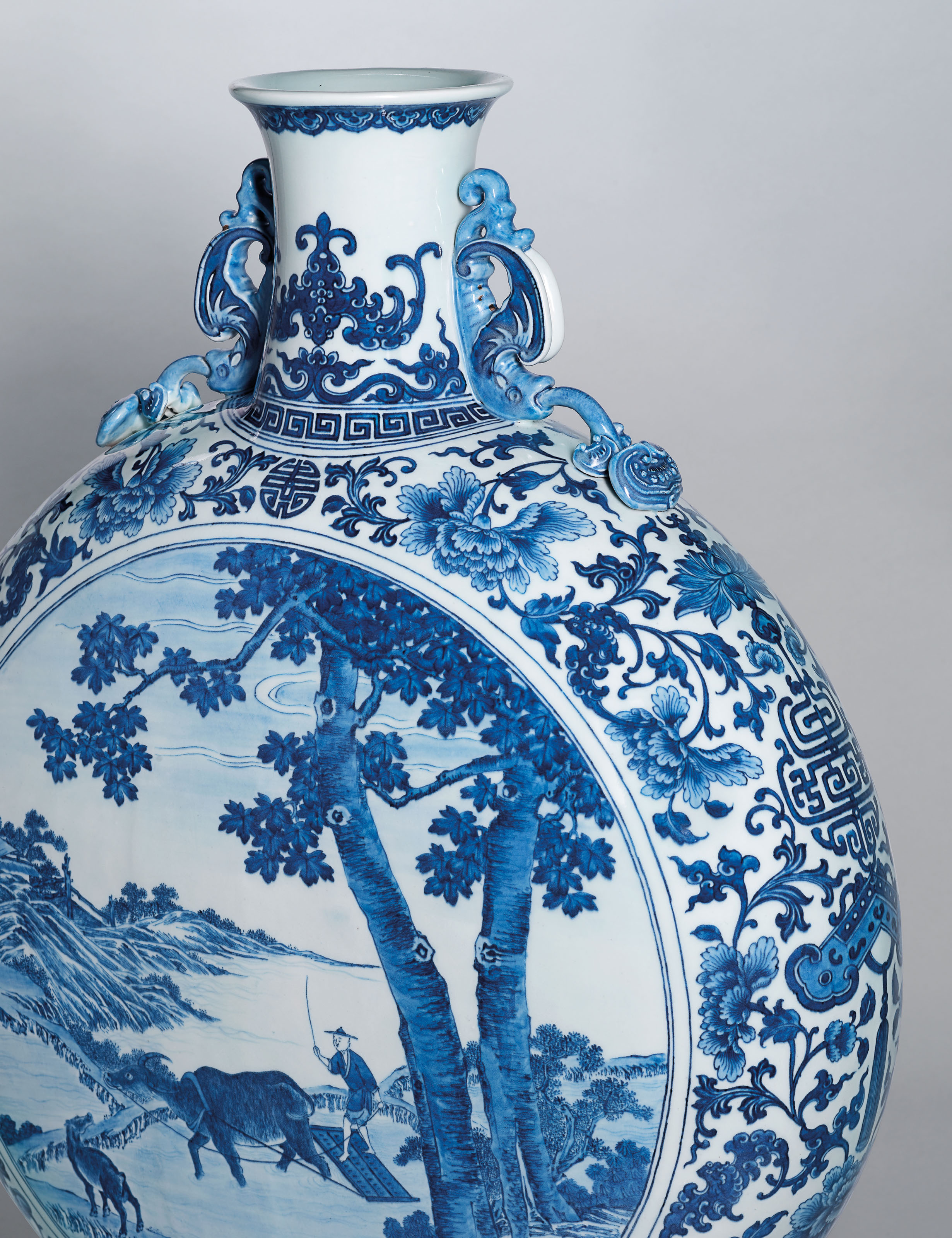 清乾隆青花春耕圖雙福如意大抱月瓶六字篆書款, QIANLONG SIX-CHARACTER