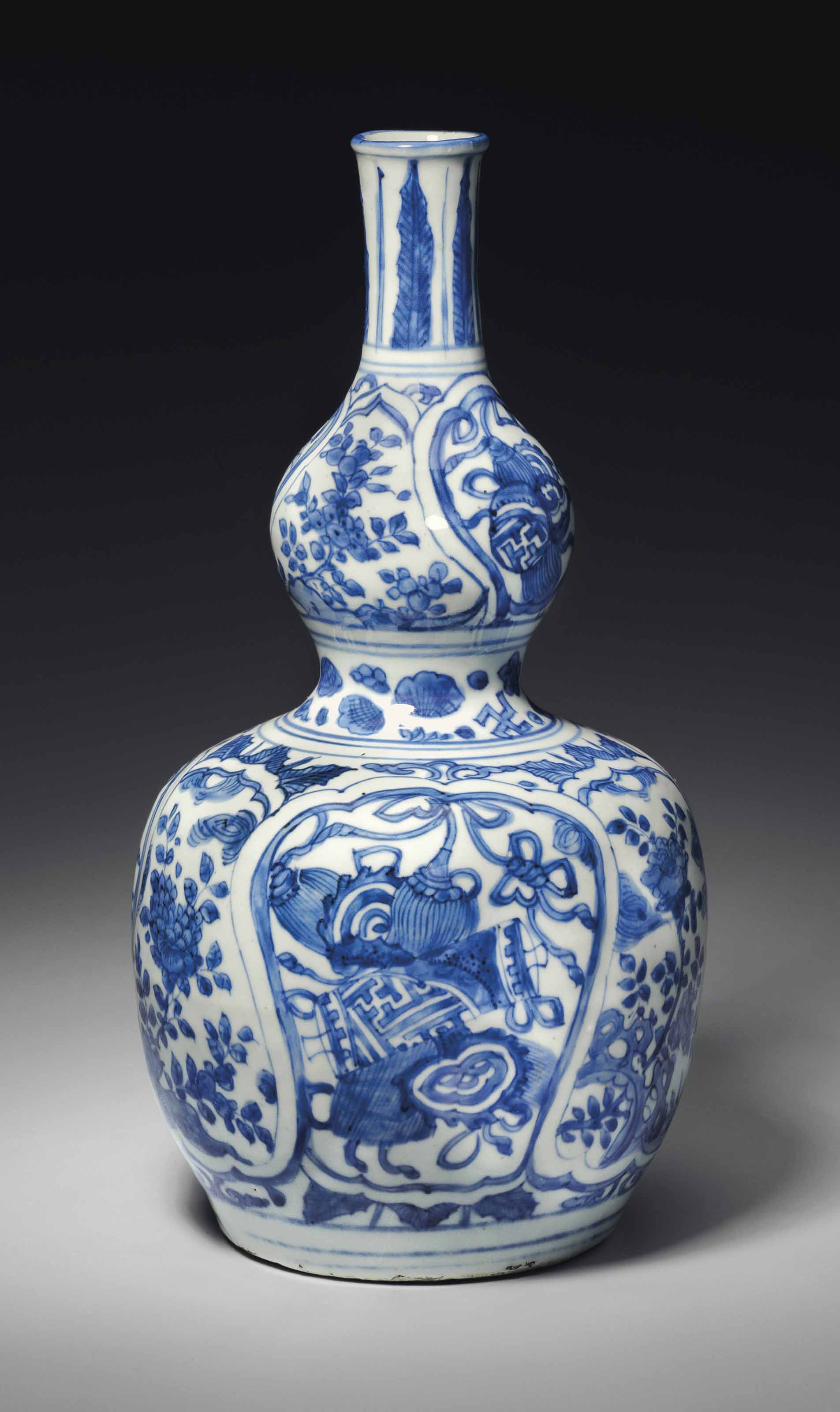 A RARE BLUE AND WHITE DOUBLEGOURD VASE , WANLI PERIOD (15731619