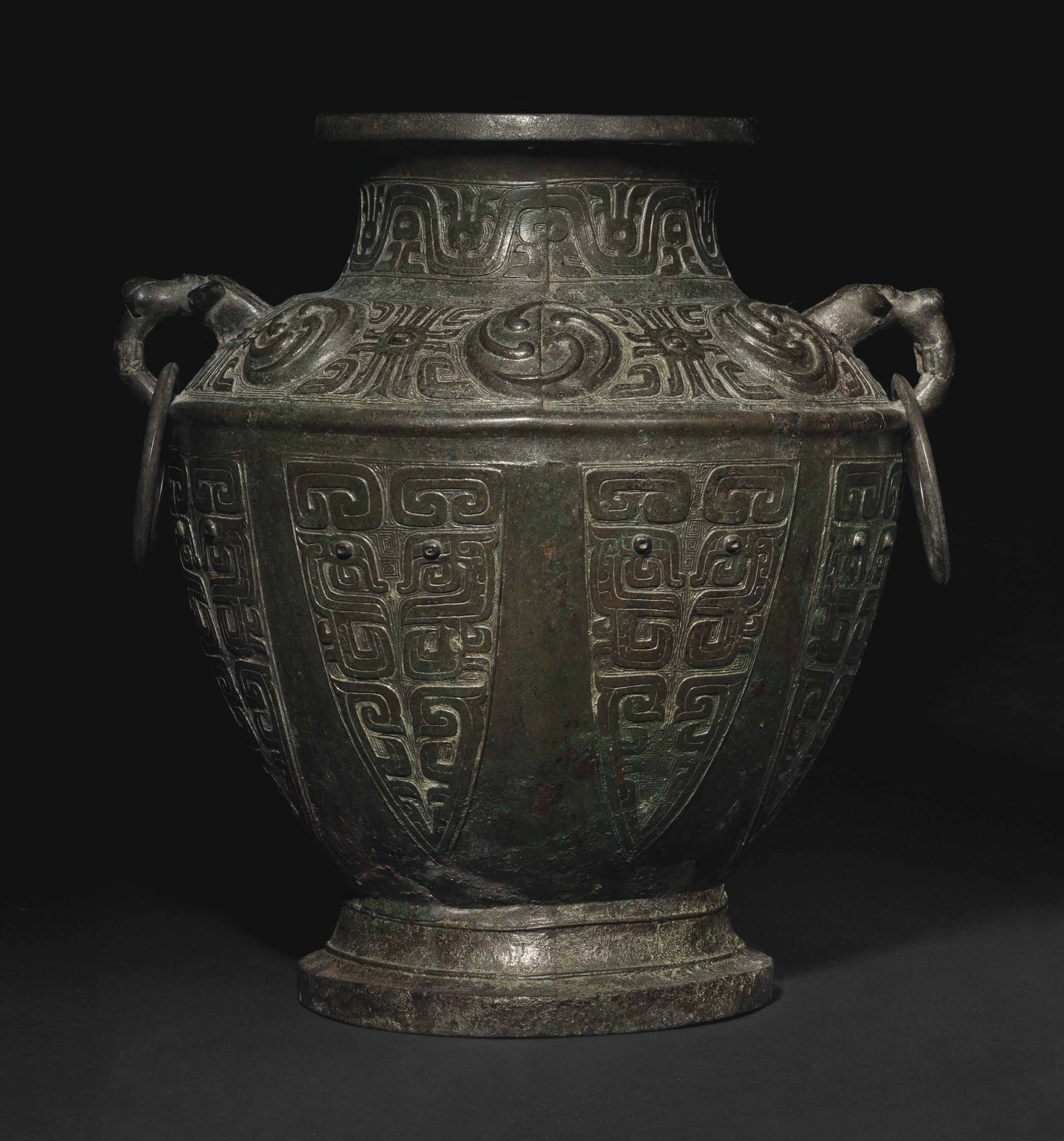 A VERY RARE AND IMPORTANT LARGE BRONZE RITUAL WINE VESSEL, LEI , MIDDLE