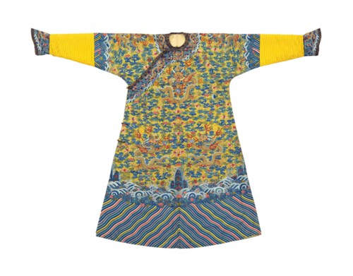 清嘉庆 御制缂丝金龙十二章龙袍，59&frac14; x 75&frac34; 吋 (150.4 x 192.4公分)。2018年3月22日于佳士得纽约售出，成交价756,500美元