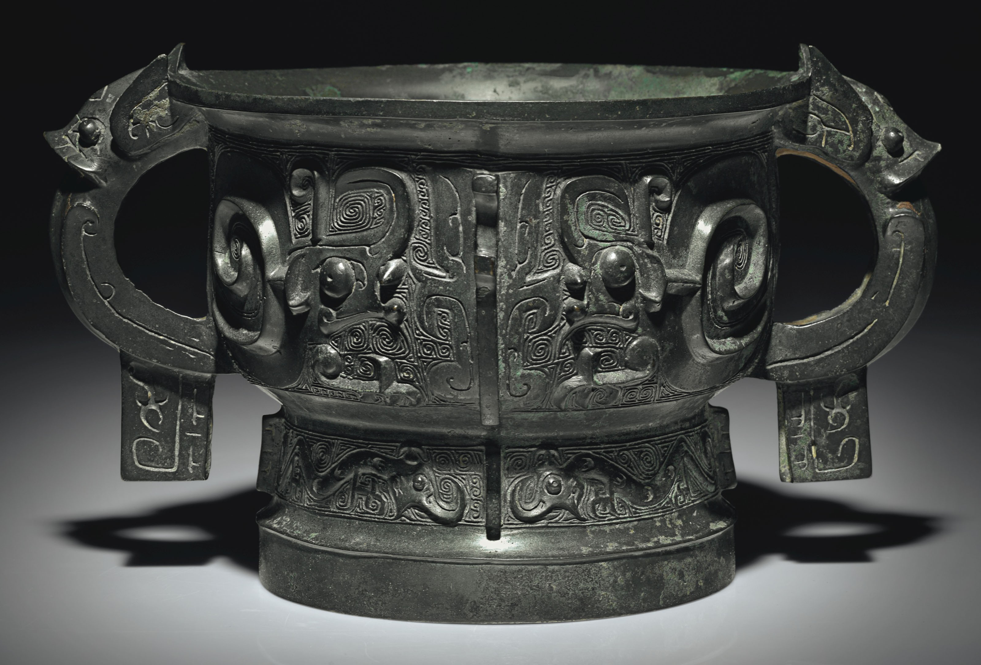 A FINELY CAST BRONZE RITUAL FOOD VESSEL, GUI , EARLY WESTERN ZHOU DYNASTY, 11TH CENTURY BC