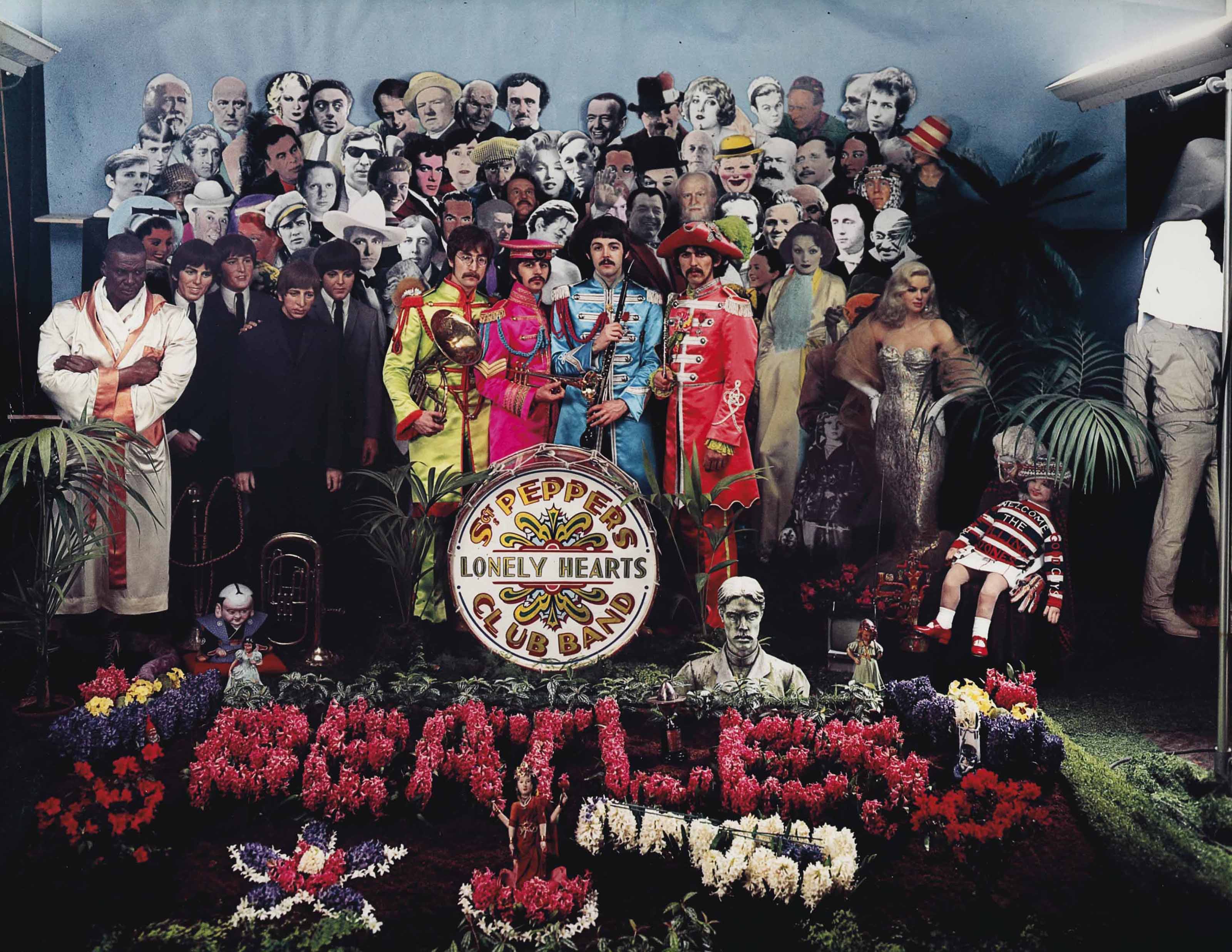 Beatles sgt pepper lonely. Обложка Битлз сержант Пеппер. Обложка альбома Битлз Sgt Pepper s Lonely Hearts Club Band. Альбом Sgt. Pepper s Lonely Hearts Club Band. Битлз альбомы Sgt Pepper.