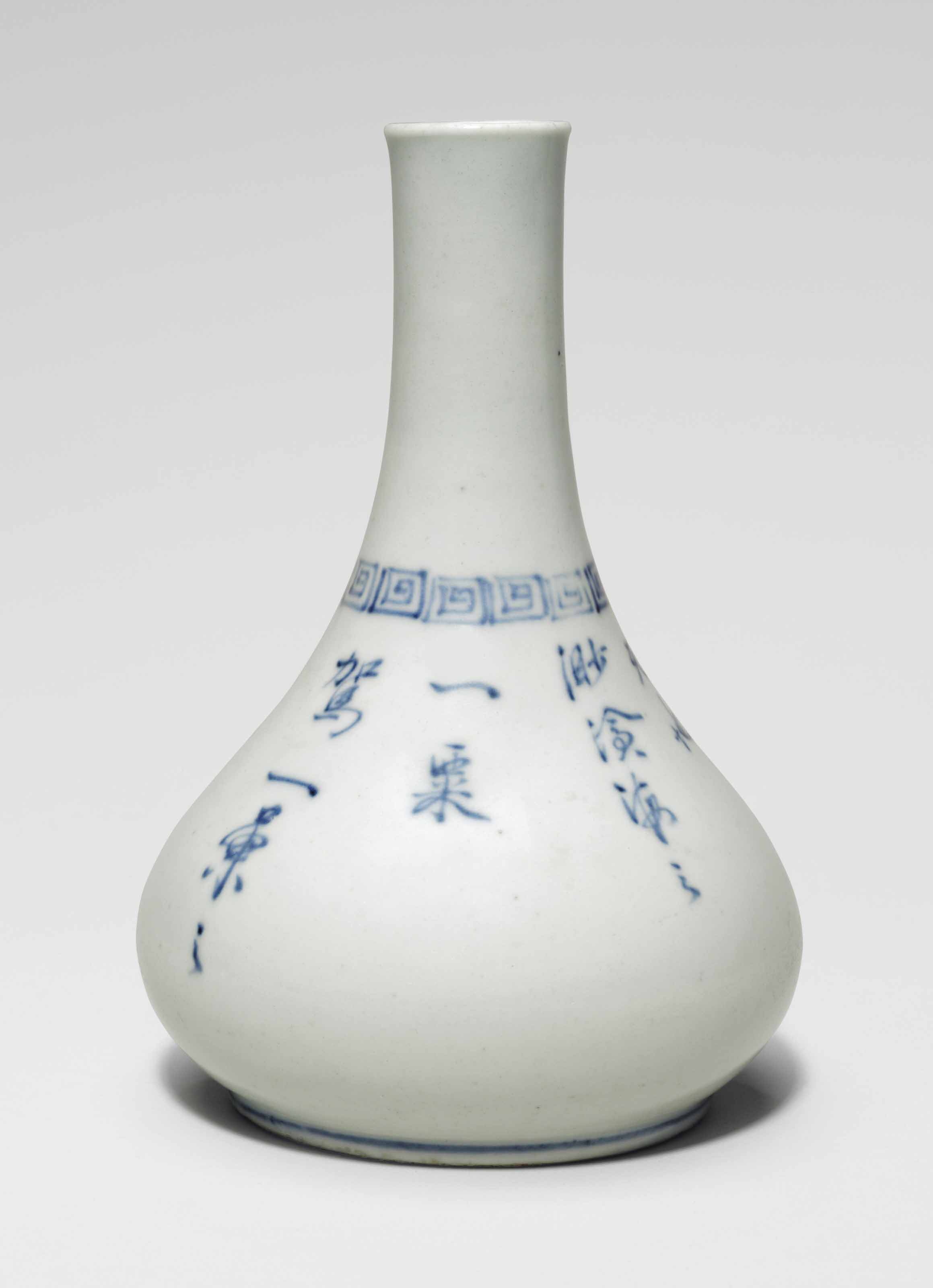 A SMALL BLUE AND WHITE PORCELAIN BOTTLE VASE , JOSEON DYNASTY (19TH