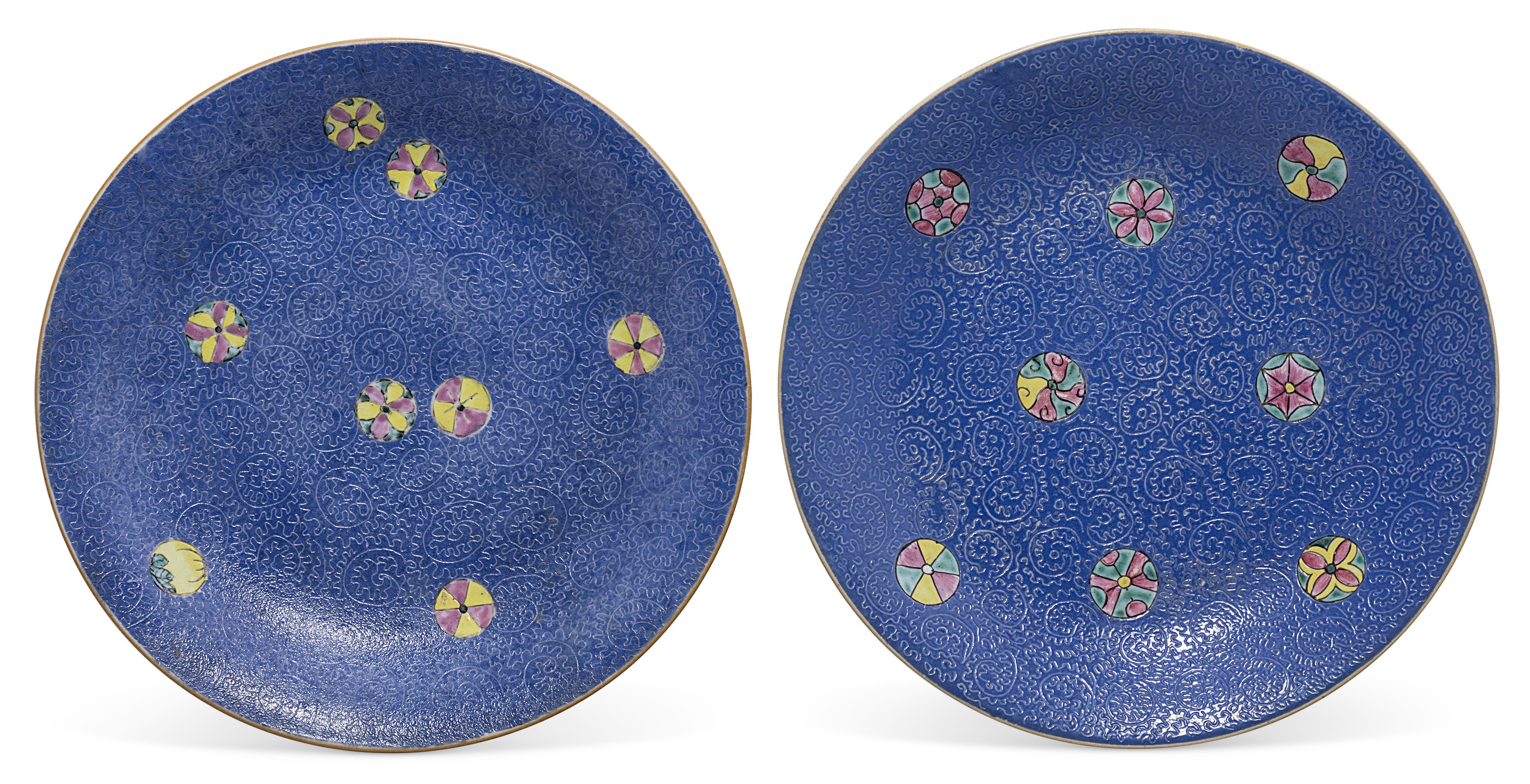 清十九世纪 蓝地粉彩皮球花纹盘两件, 19th century christies 清十