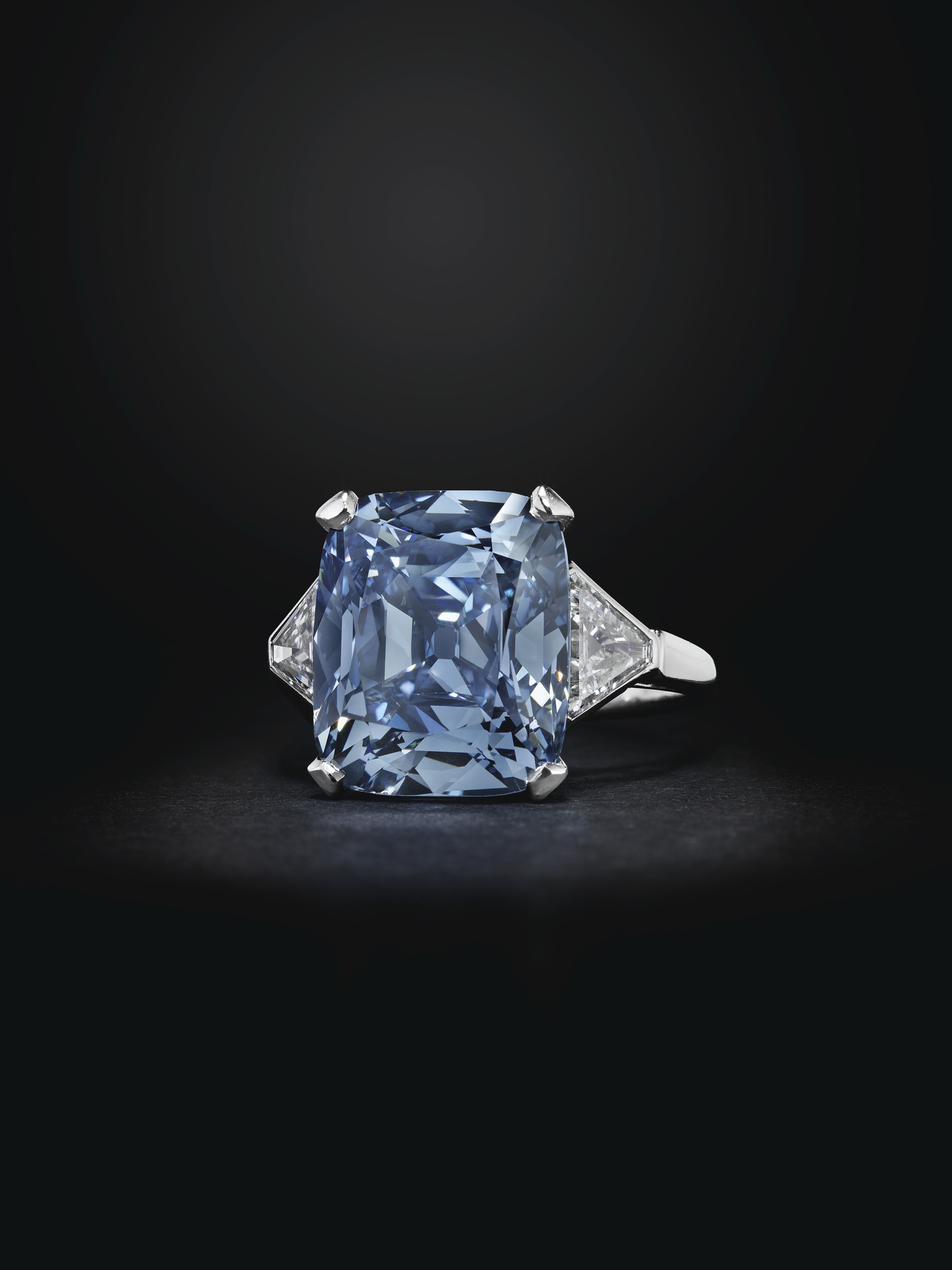 A SENSATIONAL COLORED DIAMOND RING 