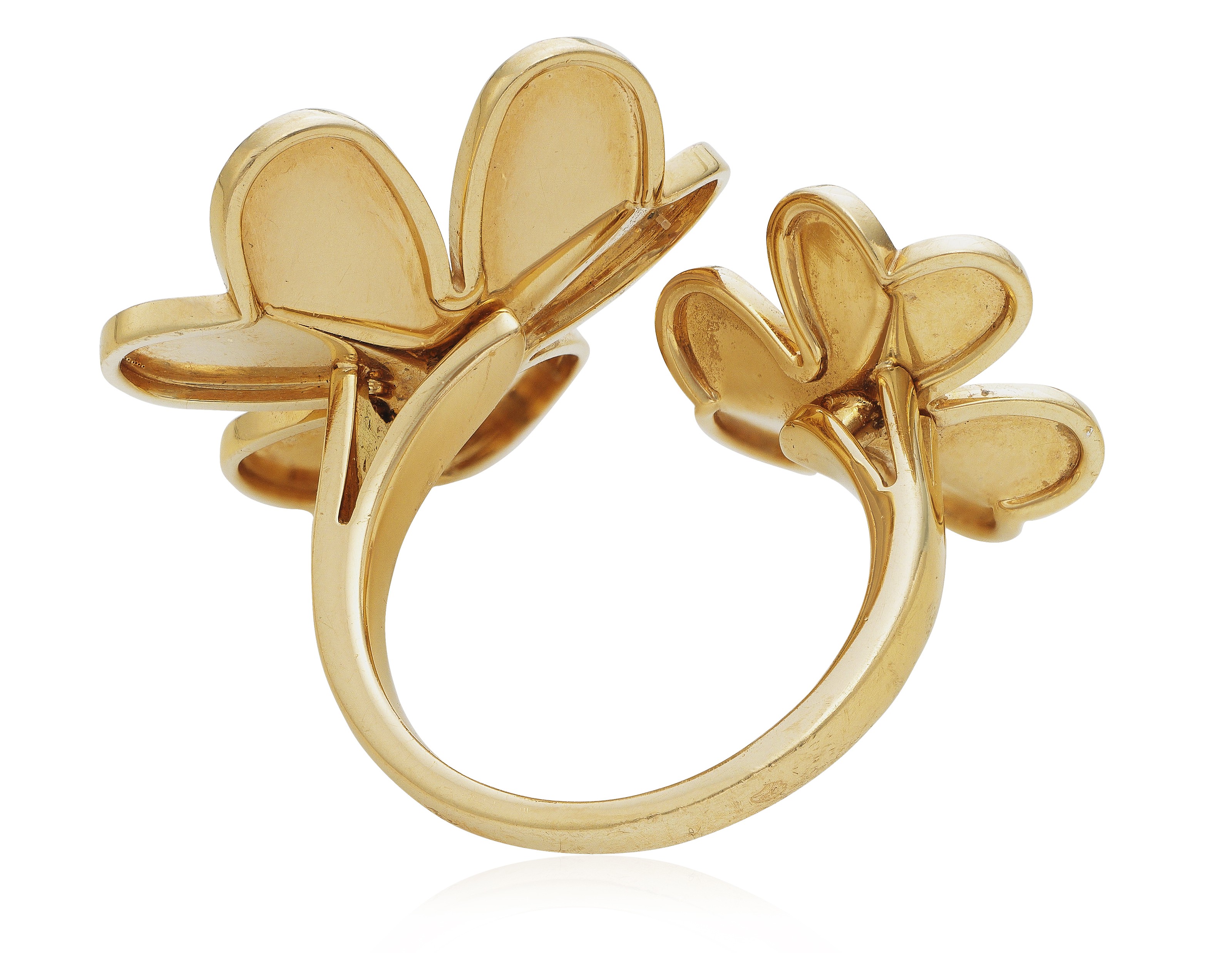 Frivole between deals the finger ring
