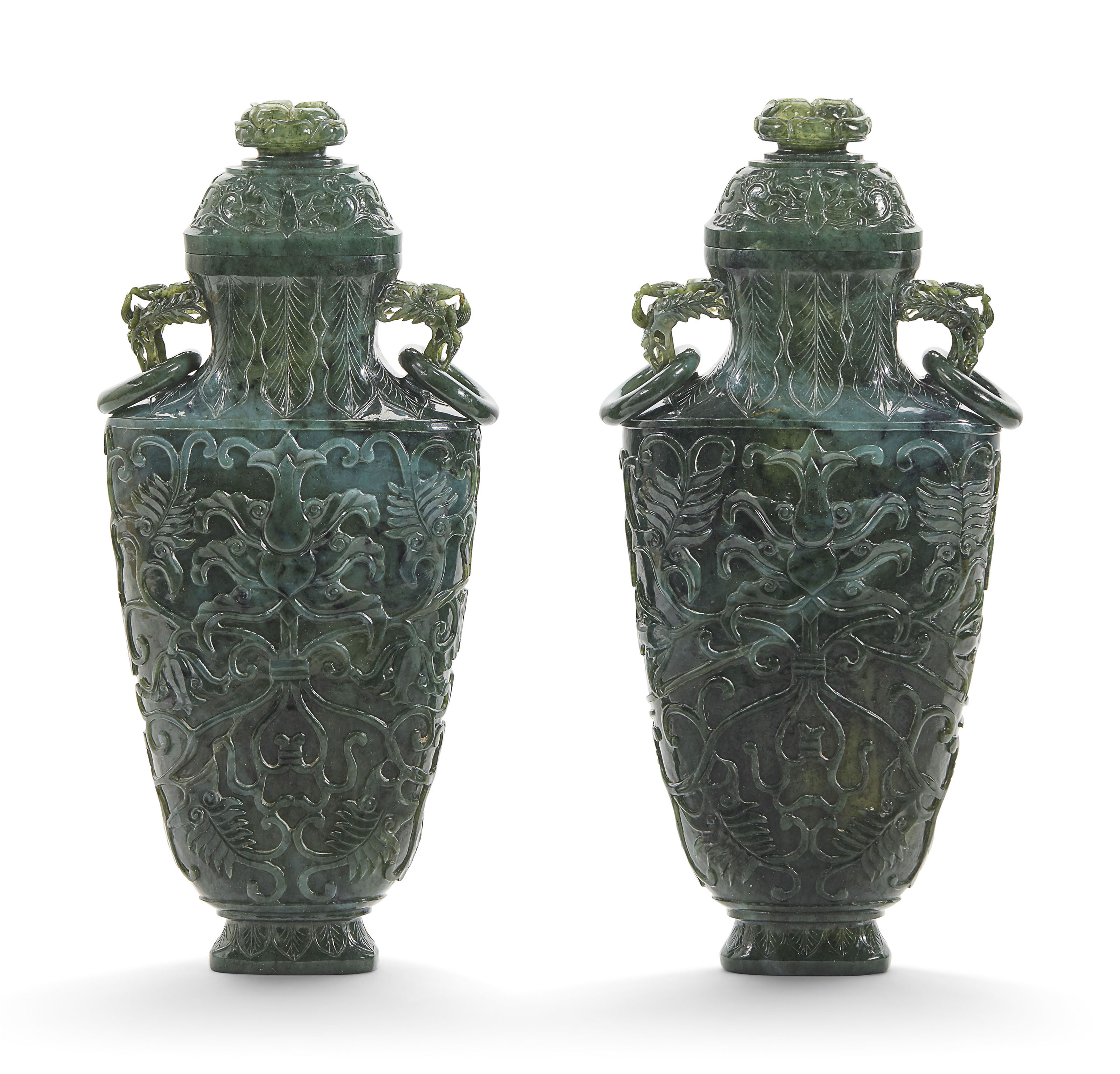 PAIRE DE VASES COUVERTS EN JADE VERT EPINARD SCULPTE CHINE, FIN DE LA
