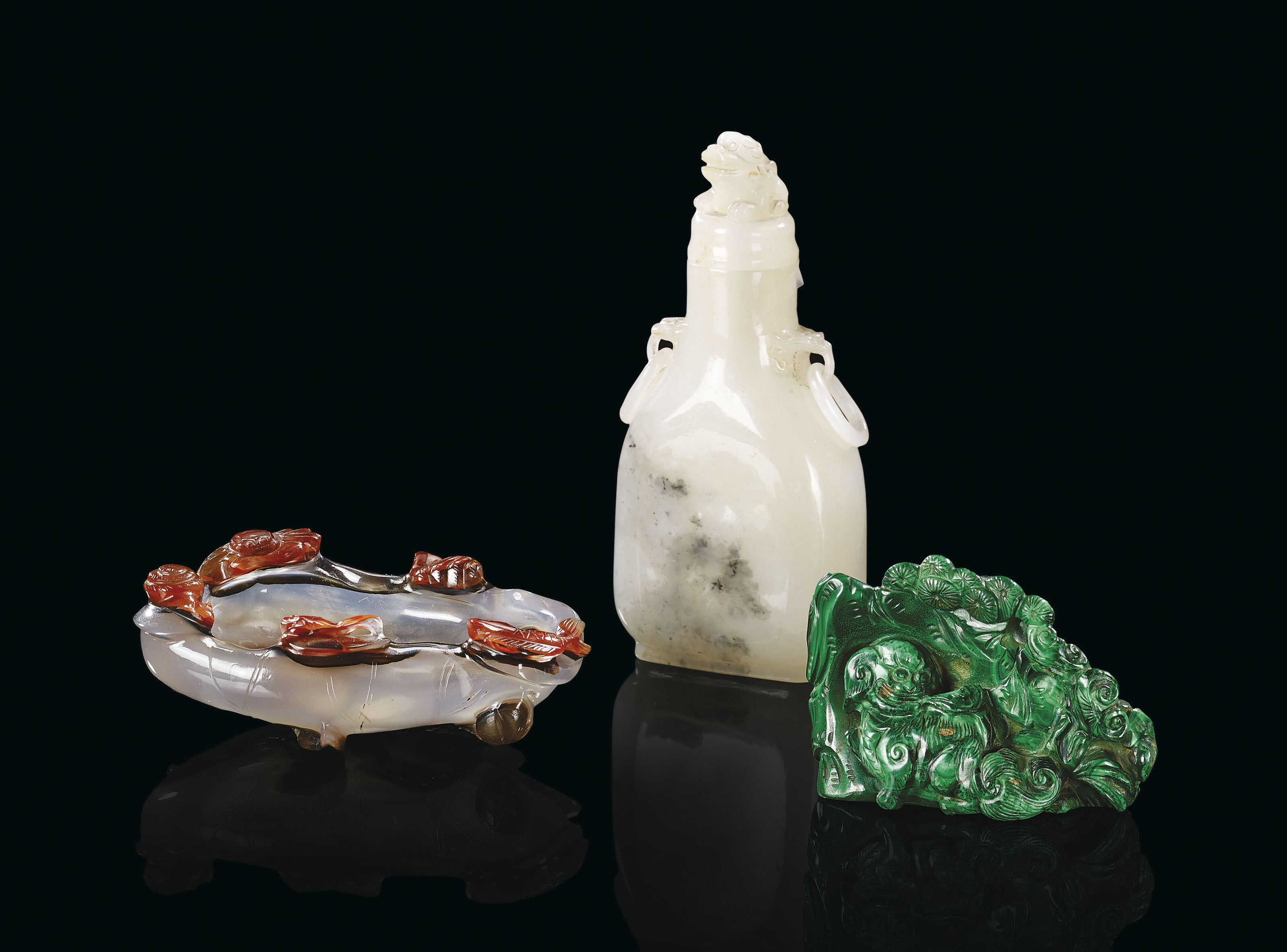 PETIT VASE COUVERT EN JADE BLANC ET DEUX PIECES EN PIERRES DURES