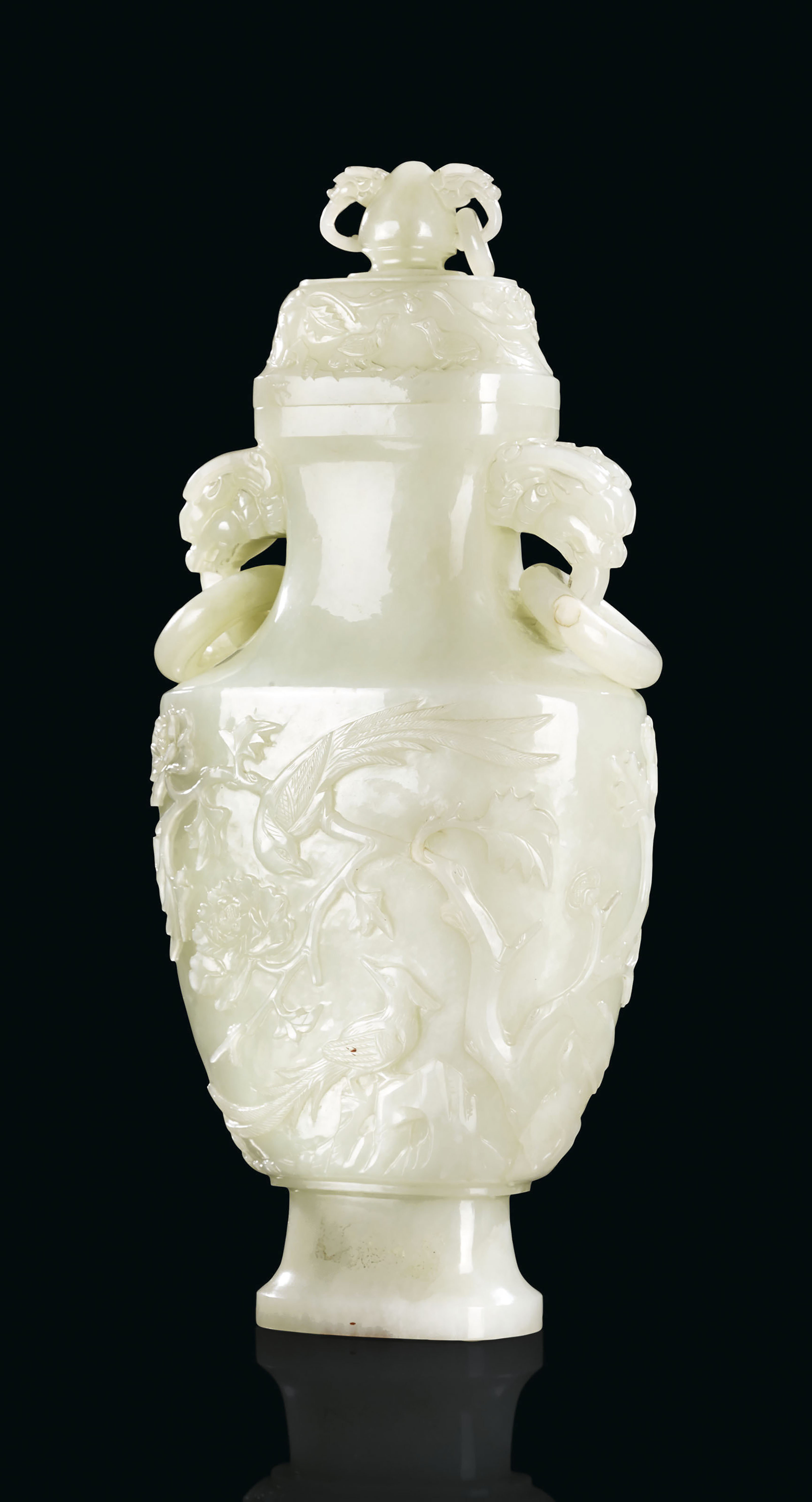 VASE COUVERT EN JADE CELADON PALE , CHINE, DYNASTIE QING (16441911