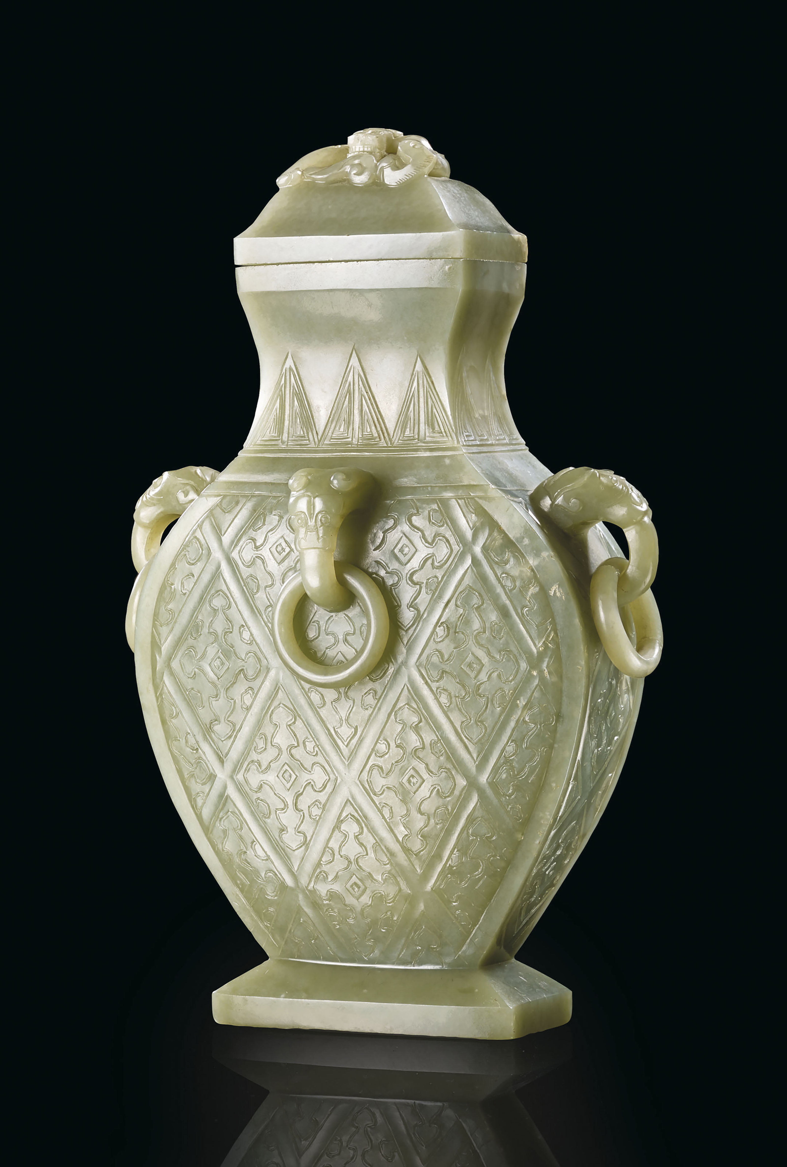 VASE COUVERT EN JADE CELADON , CHINE, FIN DE LA DYNASTIE QING (1644