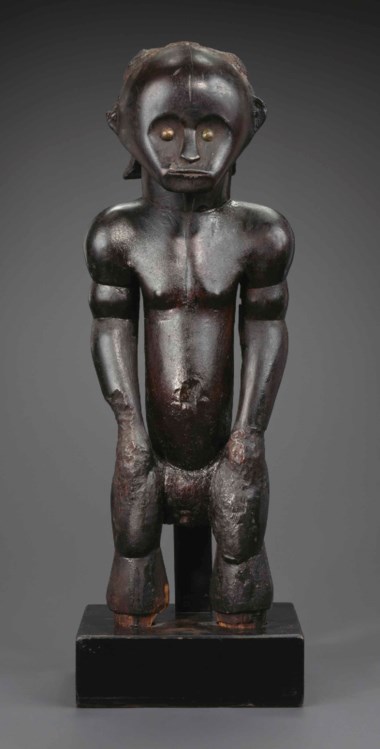 The Guillaume-Matisse Fang figure, Eyema Byeri, Gabon. Base Kichizô Inagaki (1876-1951). Height 44.5 cm (17½  in). Estimate €700,000-1,000,000. Offered in Future Perfect The African Art Collection of Liliane and Michel Durand-Dessert on 27 June 2018 at Christie’s in Paris