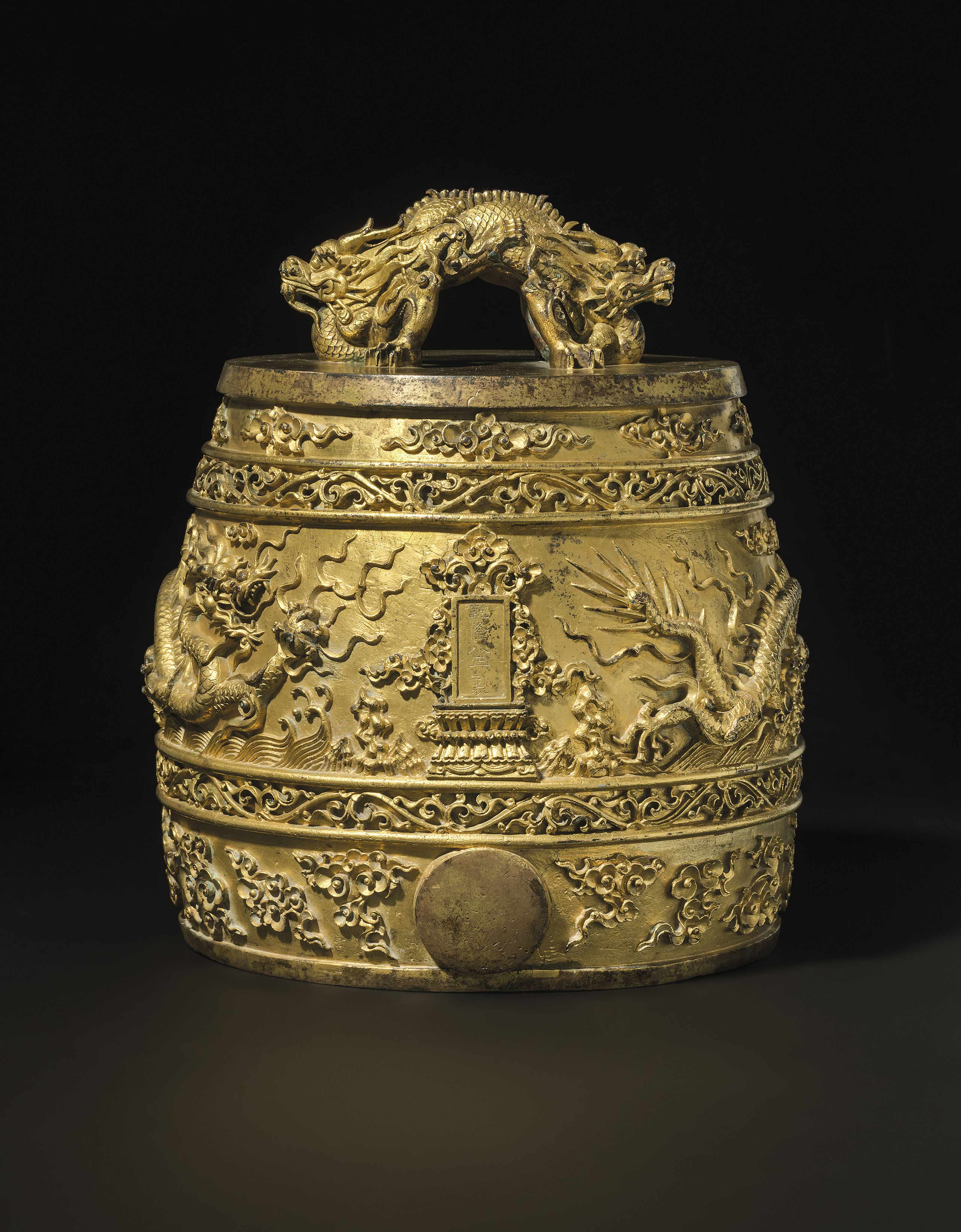 清乾隆八年（1743年） 御制鎏金铜交龙钮云龙赶珠纹「倍南吕」编钟《乾隆八年制》款。高10 ¾吋（27.3公分），重14.9公斤。估价：800,000 – 1,200,000英镑。2019年11月5日将于佳士得伦敦「中国瓷器及工艺精品」拍卖呈献