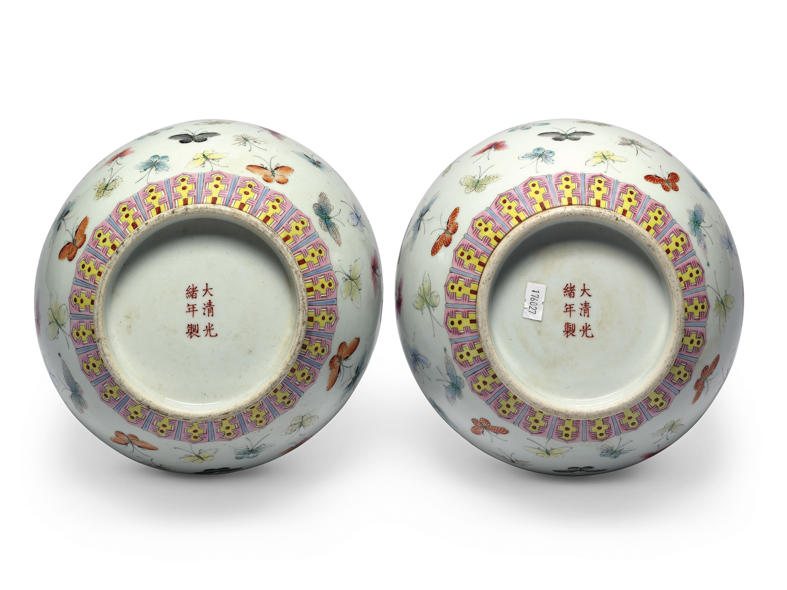 清光緒粉彩百蝶紋賞瓶一對六字楷書款, GUANGXU SIX-CHARACTER MARKS IN