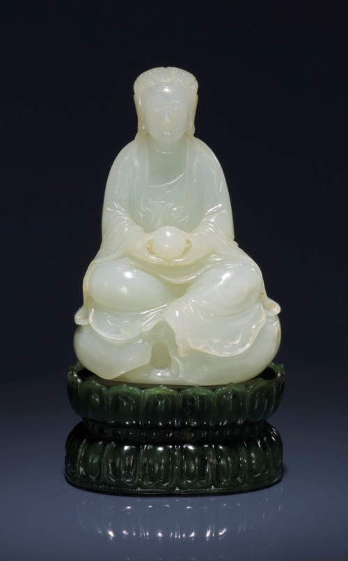 清乾隆 白玉觀音坐像連碧玉蓮花座。 高（觀音坐像）：2⅝吋（6.8公分）；高（連碧玉蓮花座）：3⅜吋（8.8公分）。估價：35,000-45,000英鎊。此拍品於2019年5月14日佳士得倫敦地藏山房珍藏中國玉器拍賣中呈獻。