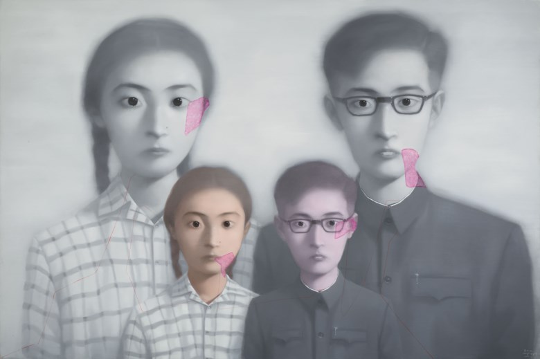 张晓刚，《血缘系列：大家庭第10号》，油彩 画布，200 x 300 公分(78 34 x 118 18 吋)，2000年作。2019年5月25日于佳士得香港售出，成交价12,725,000港元