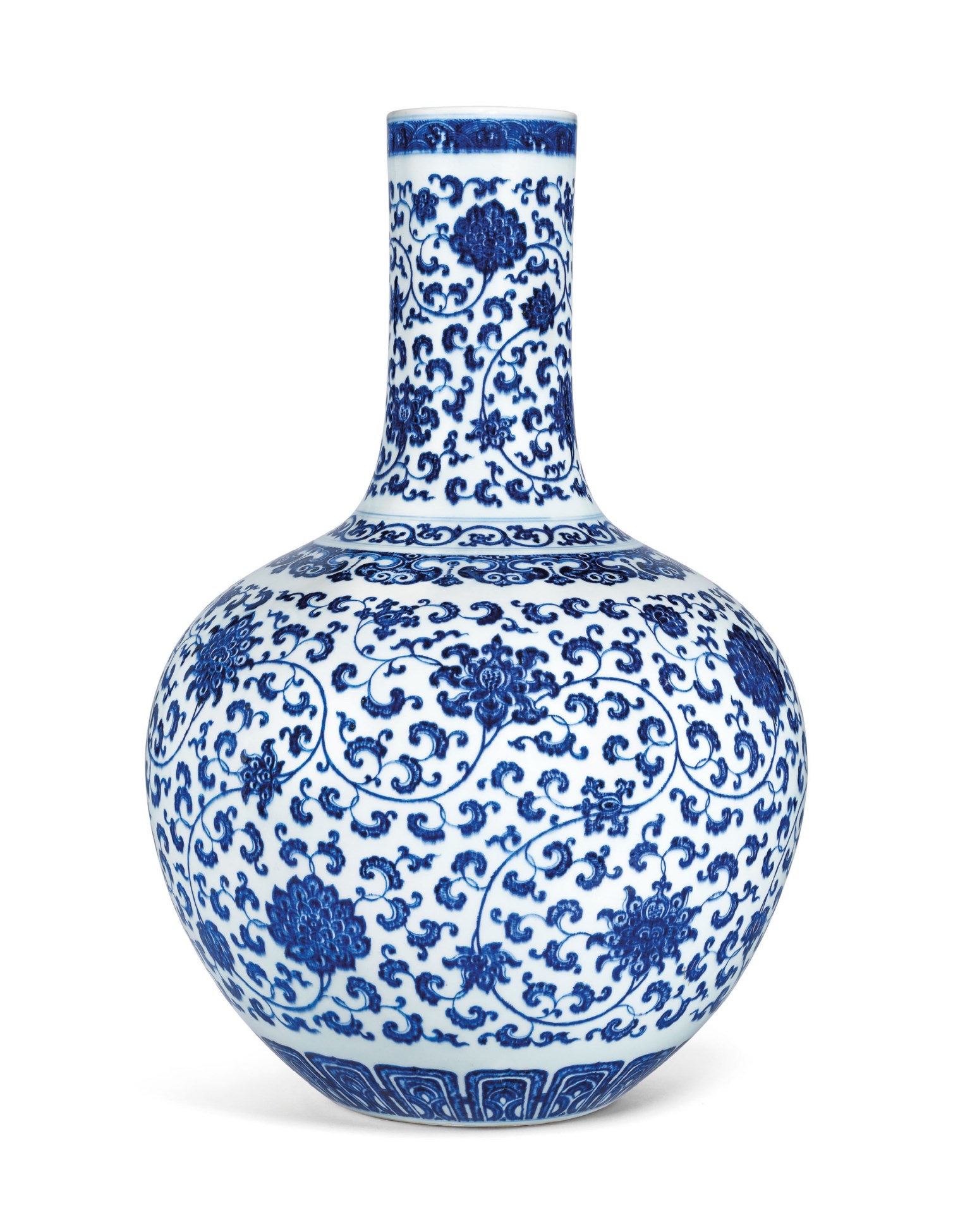 A FINE AND EXCEPTIONALLY RARE BLUE AND WHITE ‘LOTUS SCROLL’ VASE