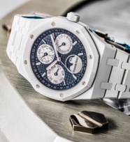 AUDEMARS PIGUET A VERY FINE AND RARE WHITE CERAMIC AUTOMATIC PERPETUAL 