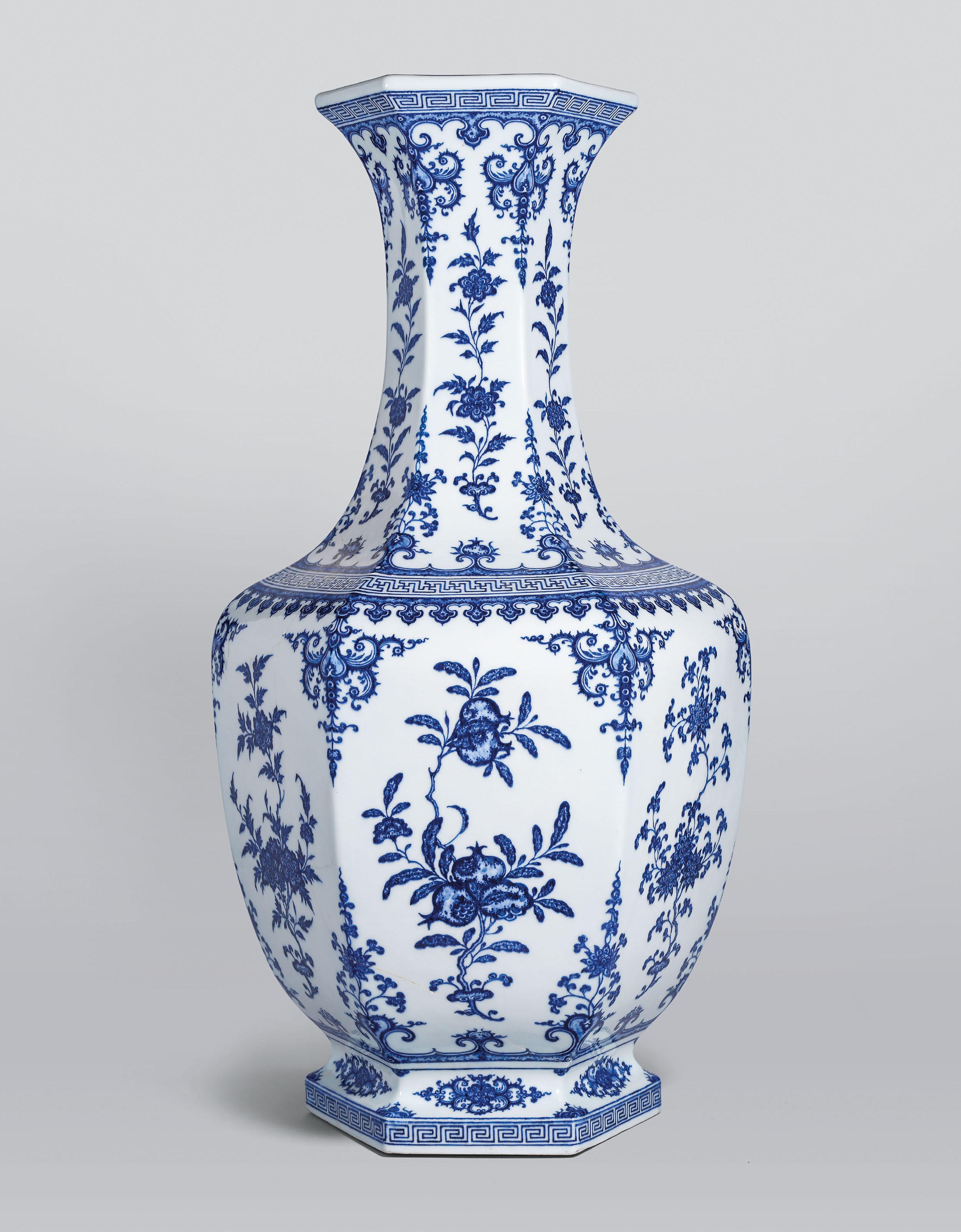 A LARGE BLUE AND WHITE ‘SANDUO’ HEXAGONAL VASE , QIANLONG SIXCHARACTER
