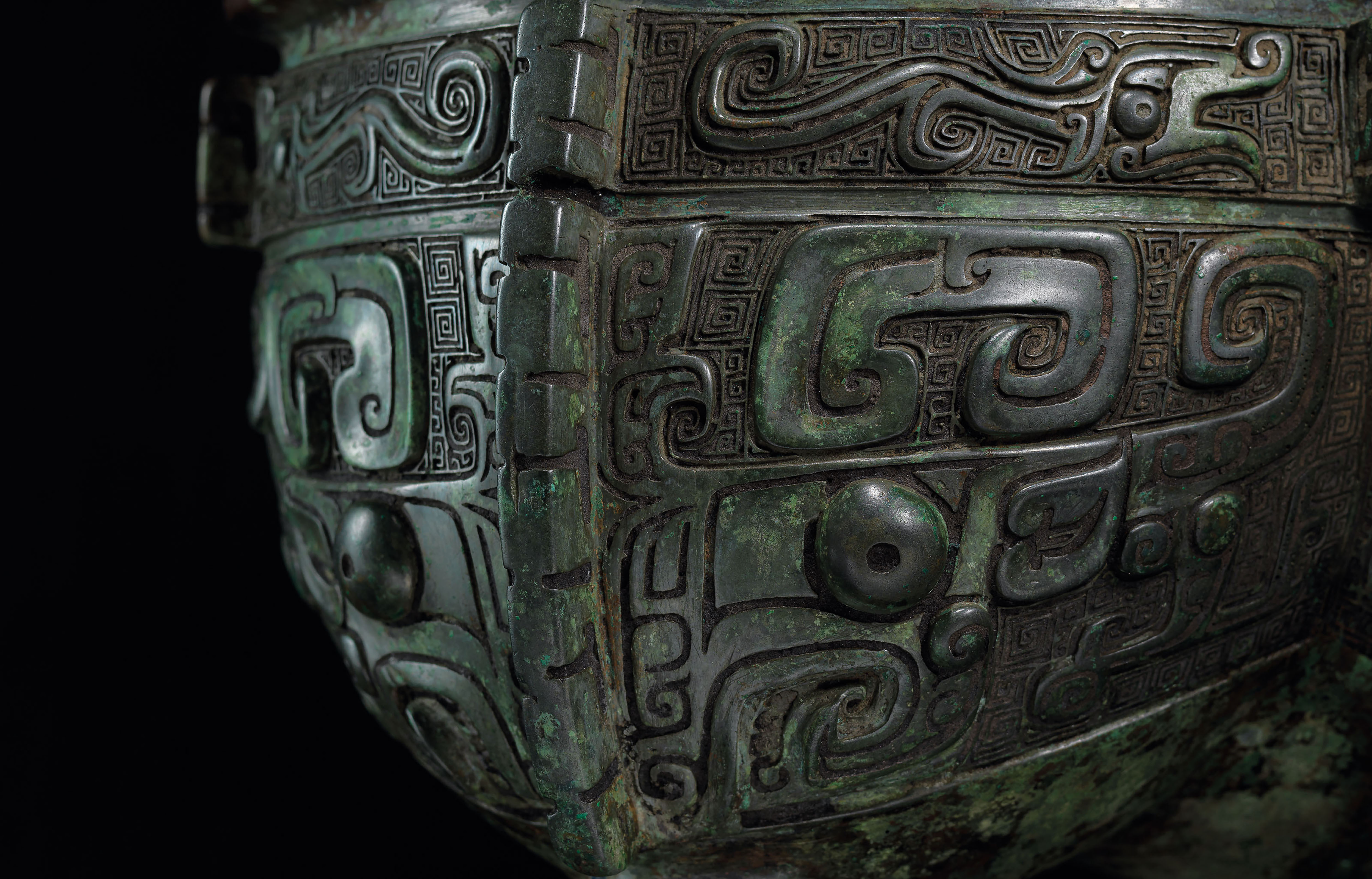 青銅製 鼎 商獣面紋 アンティーク 商末青銅獸面紋扁足鼎| Chinese Art | 2024 | Sotheby's