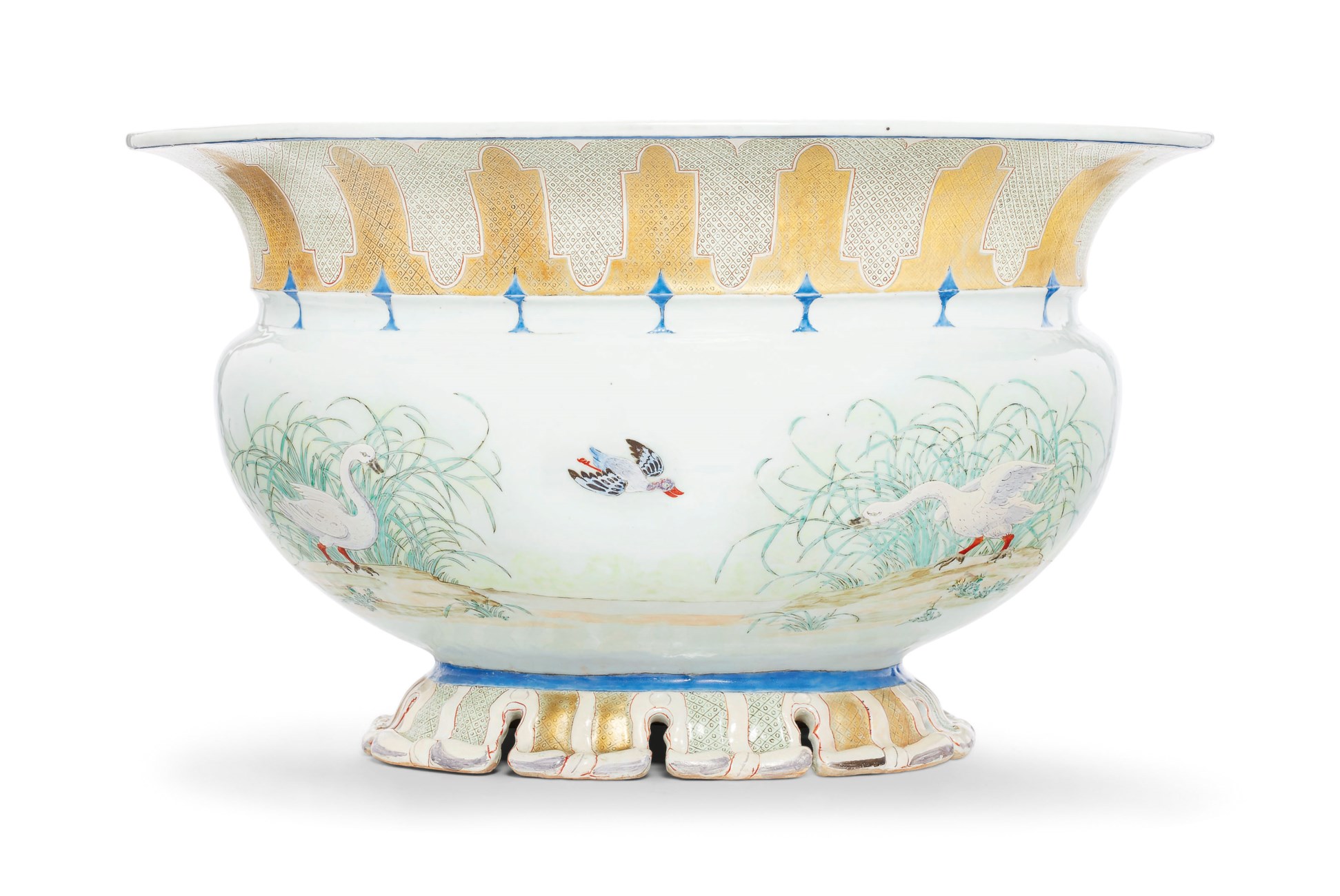 A LARGE PRONK PORCELAIN FAMILLE ROSE BASIN