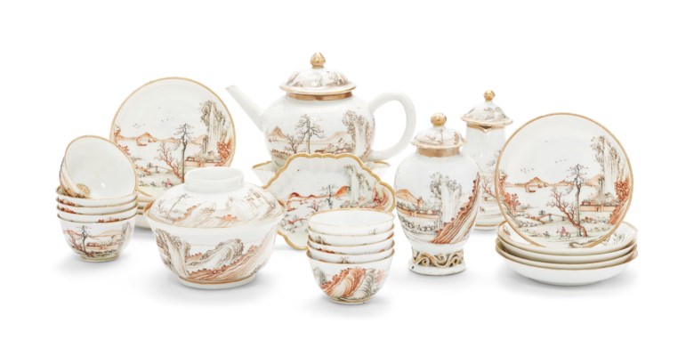 清乾隆   粉彩描金茶具，十个小瓷盘，直径4½吋（11.4公分）。2019年1月17日于佳士得纽约售出，成交价12,500 美元