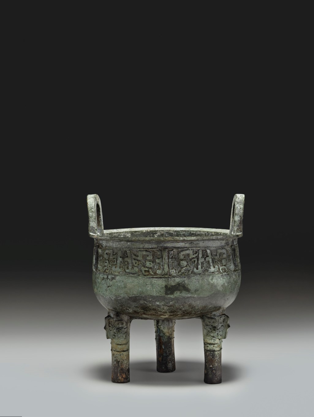 AN ARCHAIC BRONZE RITUAL TRIPOD FOOD VESSEL, DING