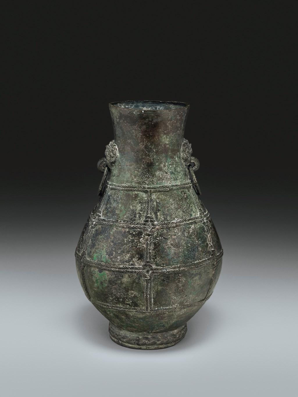 A BRONZE RITUAL WINE VESSEL, HU