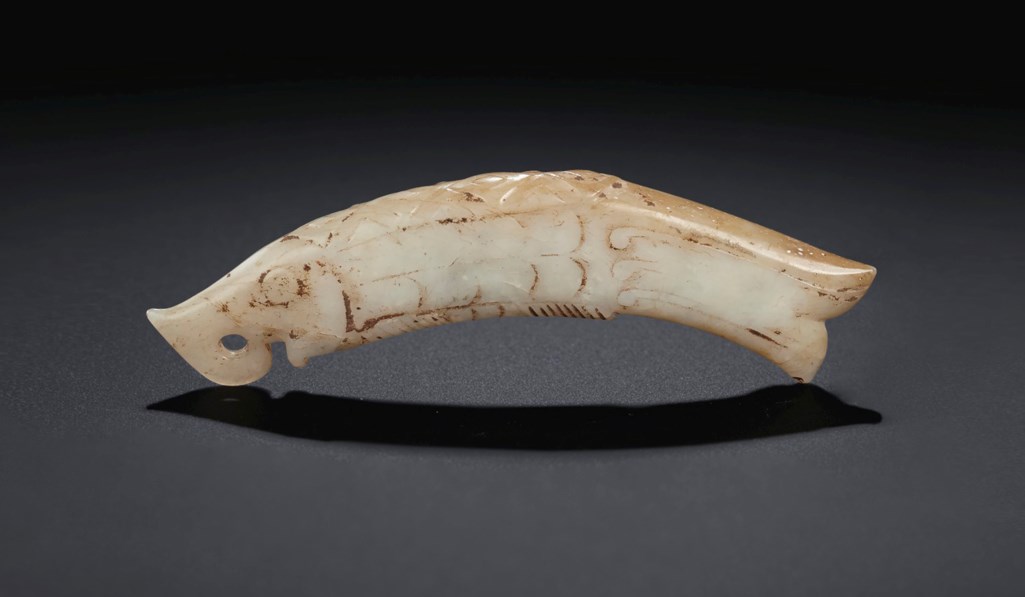 A WHITE AND BEIGE JADE FISH-FORM PENDANT