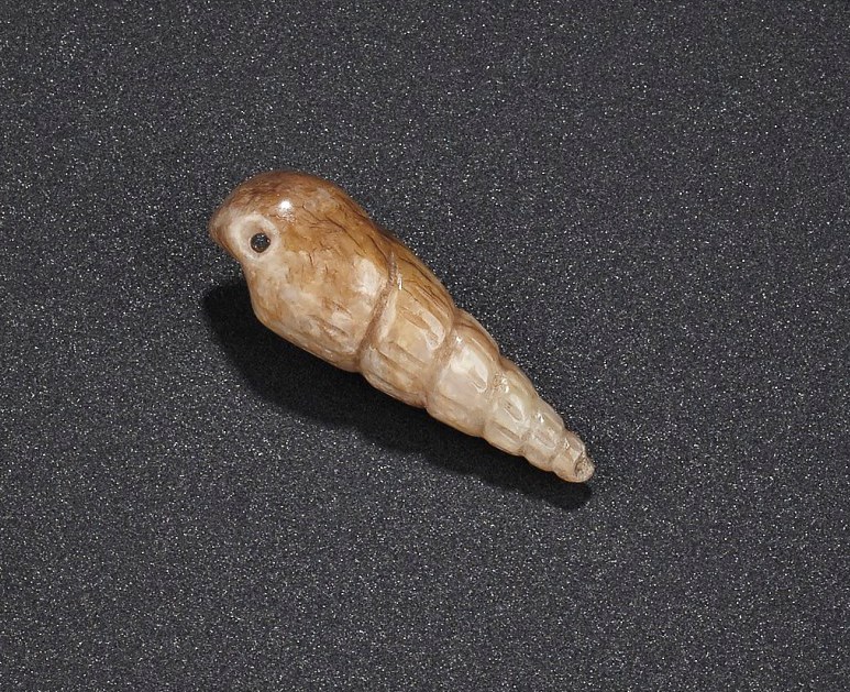 A SMALL BROWN AND BEIGE JADE SHELL-FORM PENDANT