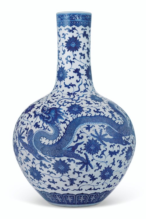 清乾隆 青花龍穿花紋大天球瓶 六字篆書款。高24&frac12;吋(62.3公分)。估價：300,000-500,000美元。2019年9月12日於佳士得紐約芝加哥藝術博物館珍藏中國藝術拍賣呈獻