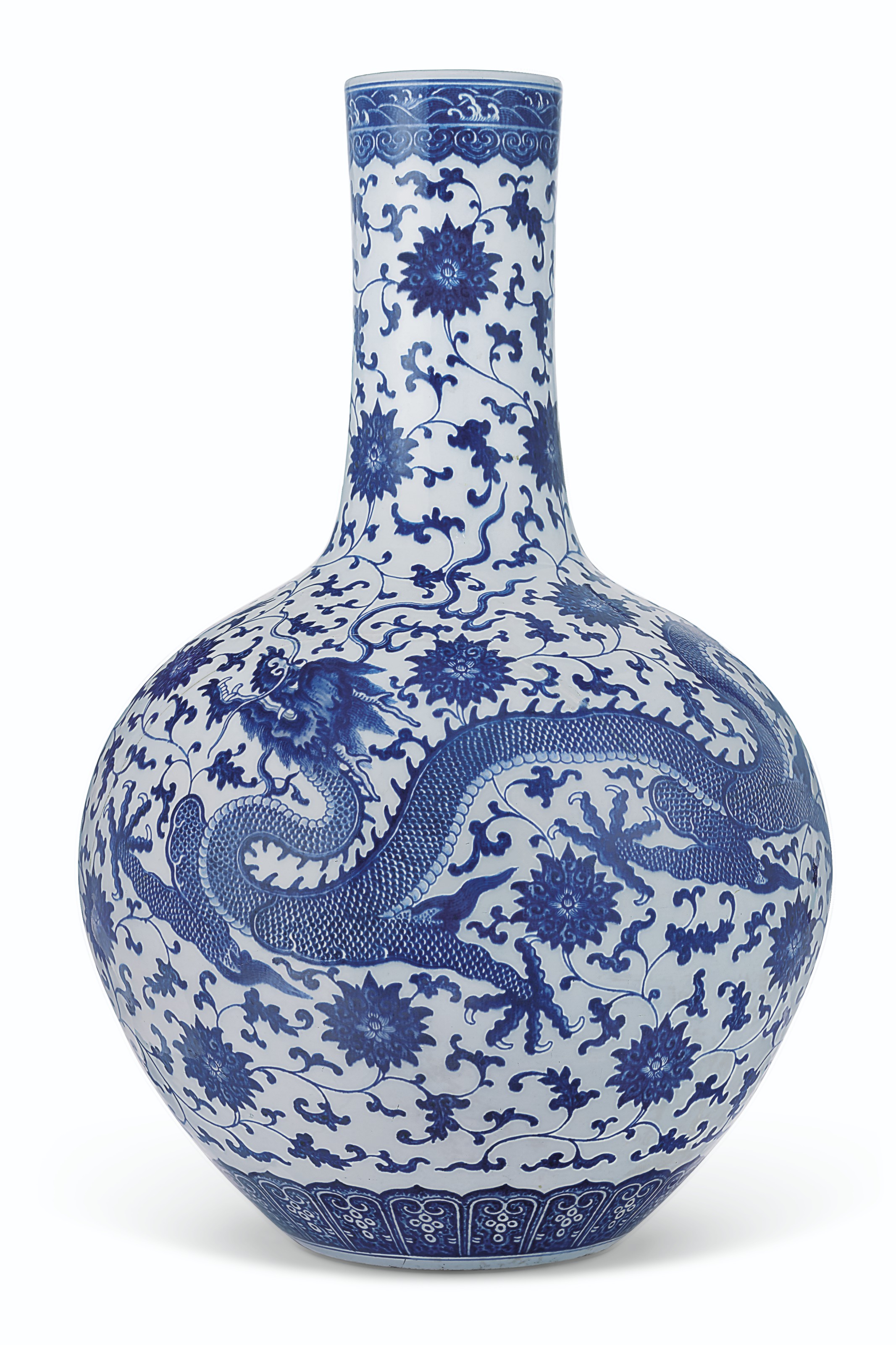 清乾隆青花龍穿花紋大天球瓶六字篆書款, QIANLONG SIX-CHARACTER SEAL