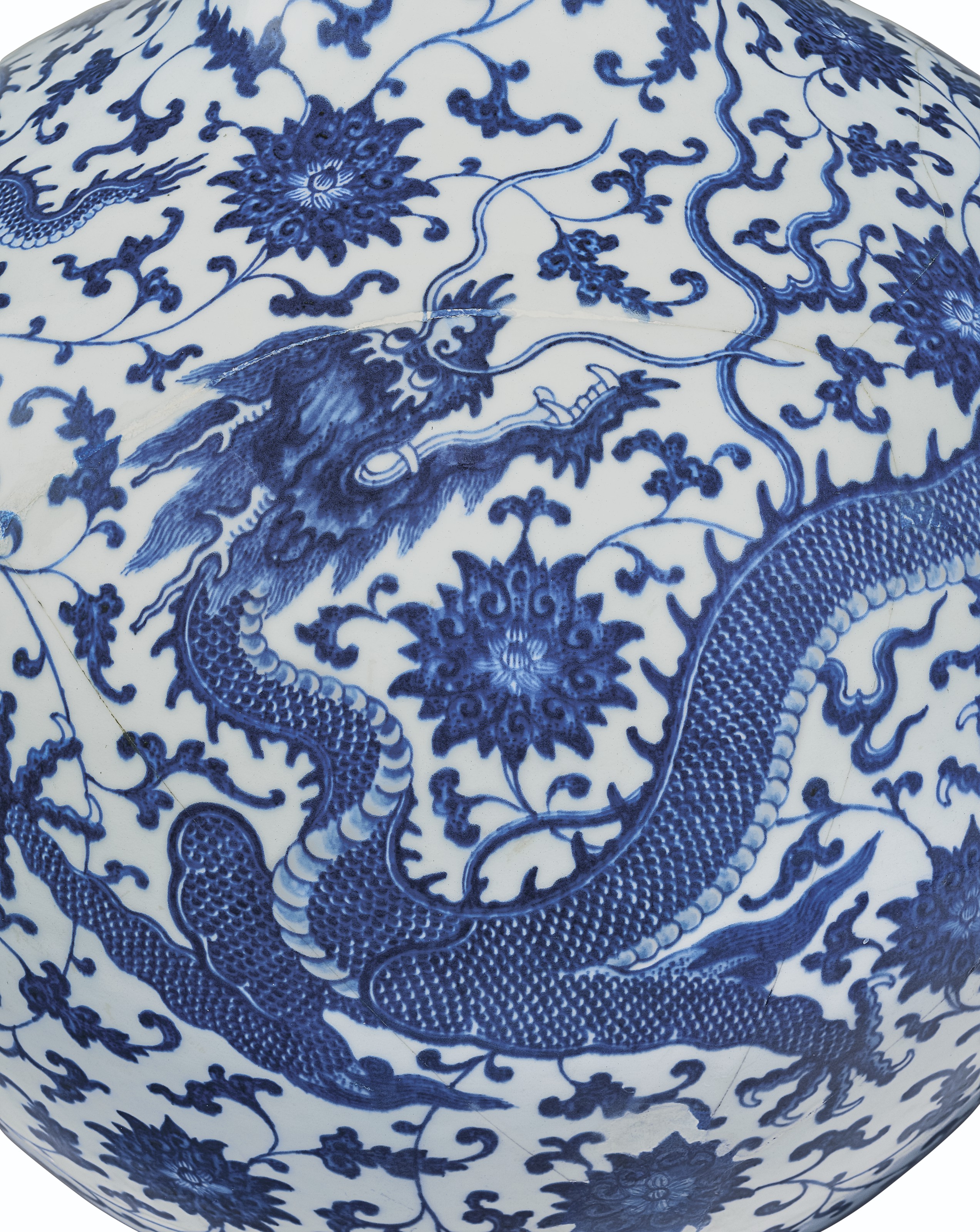 清乾隆青花龍穿花紋大天球瓶六字篆書款, QIANLONG SIX-CHARACTER SEAL