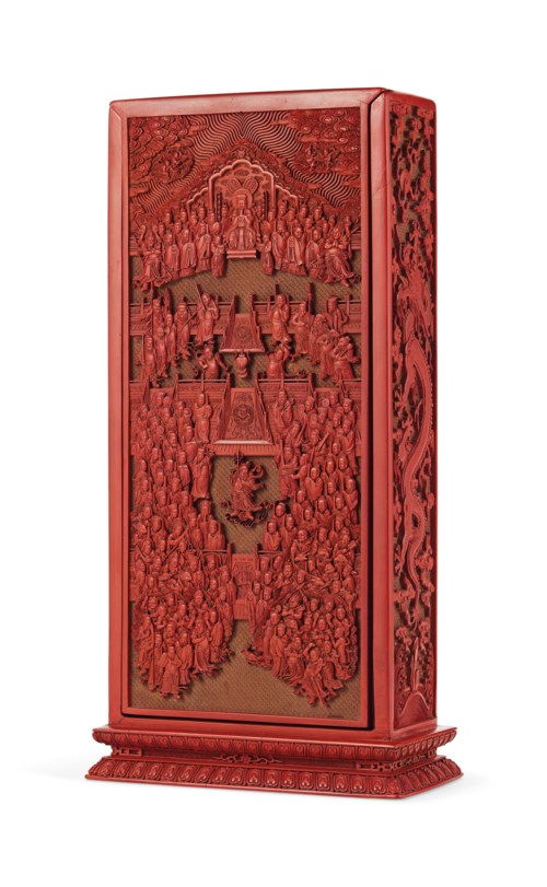清乾隆 剔紅道教神仙圖經匣，高13½吋（33.9 公分）。此拍品於2019年3月20日在佳士得紐約以1,035,000美元成交。