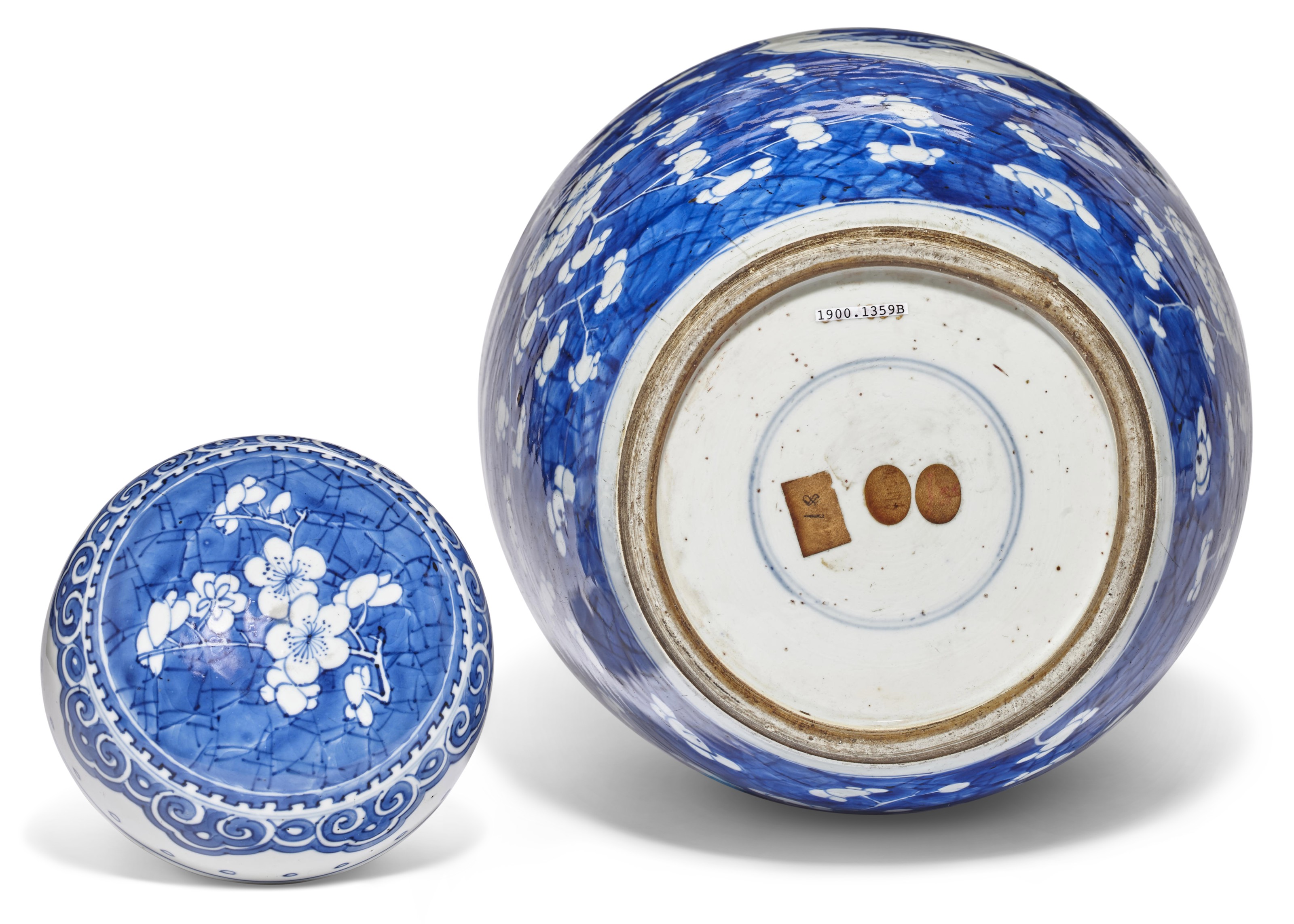 清康熙青花冰梅纹开光博古图盖罐, KANGXI PERIOD (1662-1722) | Christie's